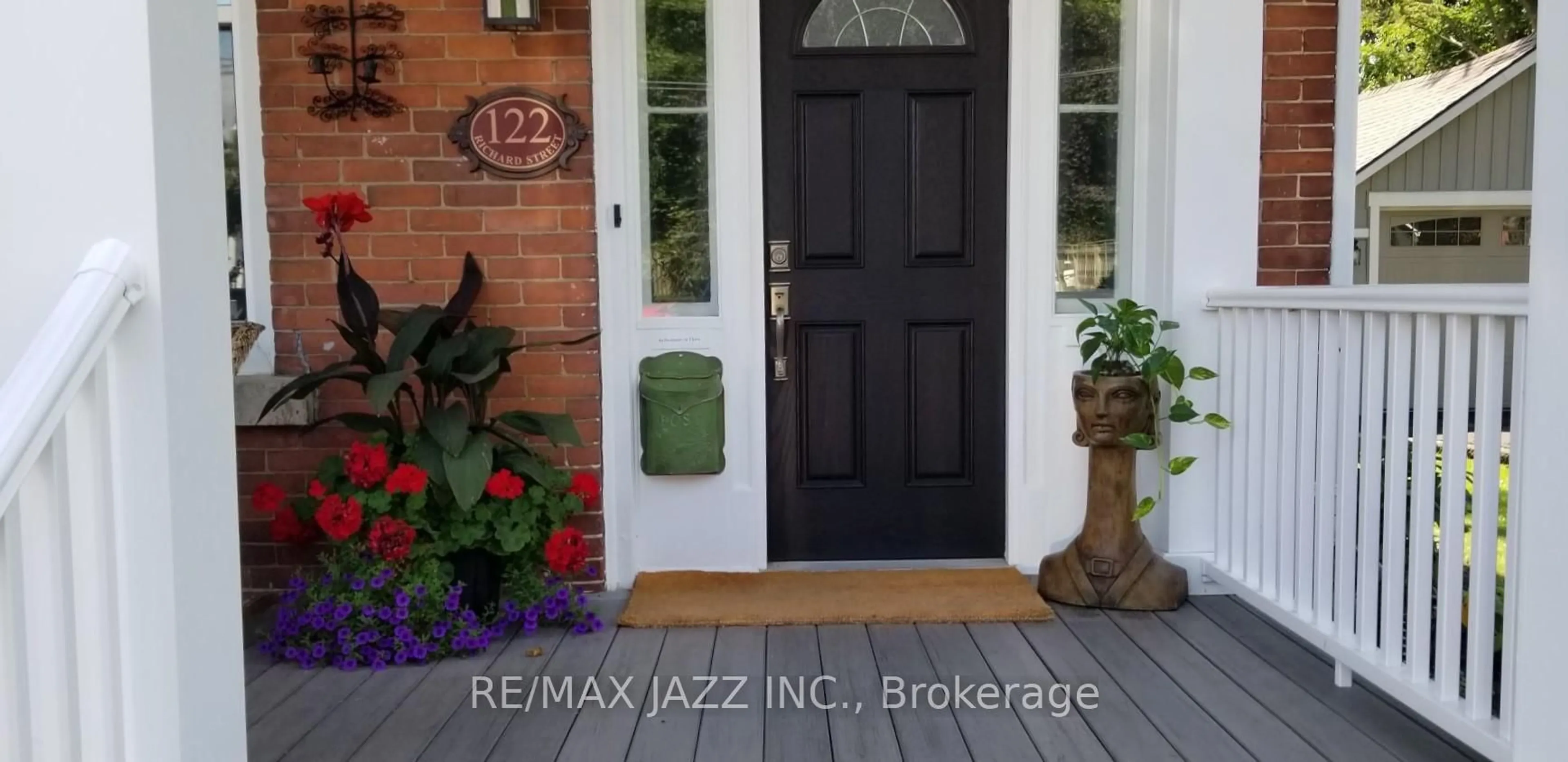 Indoor entryway for 122 Richard St, Greater Napanee Ontario K7R 2T4