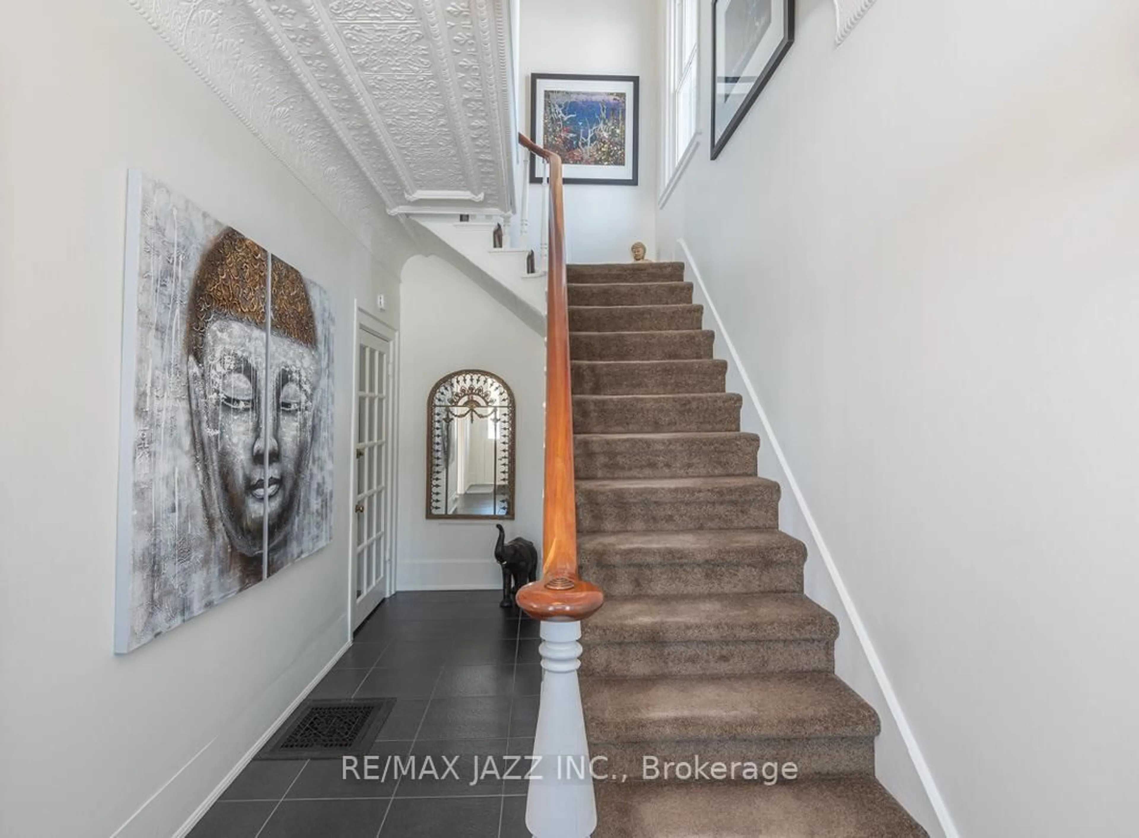 Indoor entryway for 122 Richard St, Greater Napanee Ontario K7R 2T4