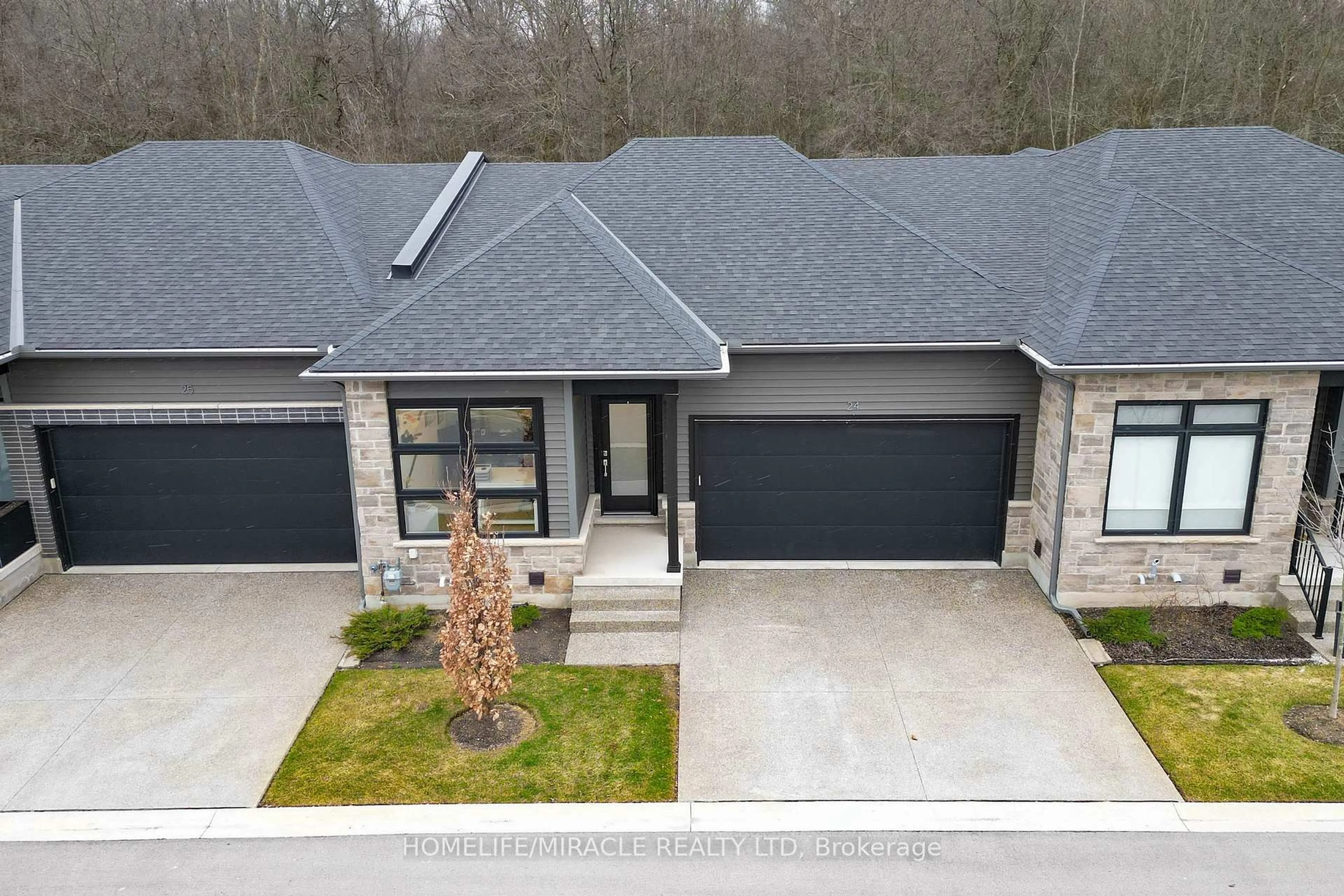 A pic from outside/outdoor area/front of a property/back of a property/a pic from drone, street for 9150 Willoughby Dr #24, Niagara Falls Ontario L2G 0Z5