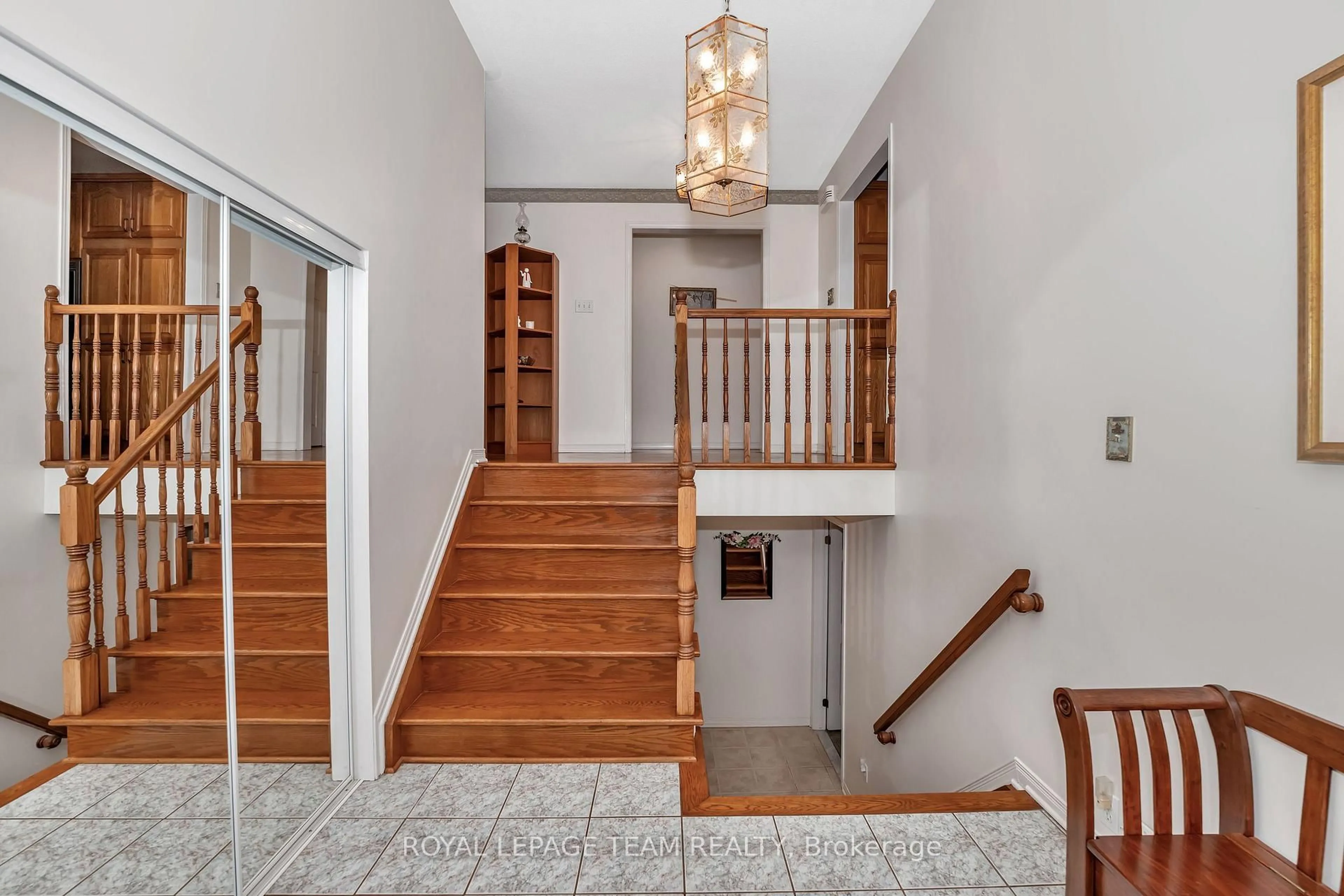Indoor foyer for 1961 Manotick Station Rd, Osgoode Ontario K0A 2W0