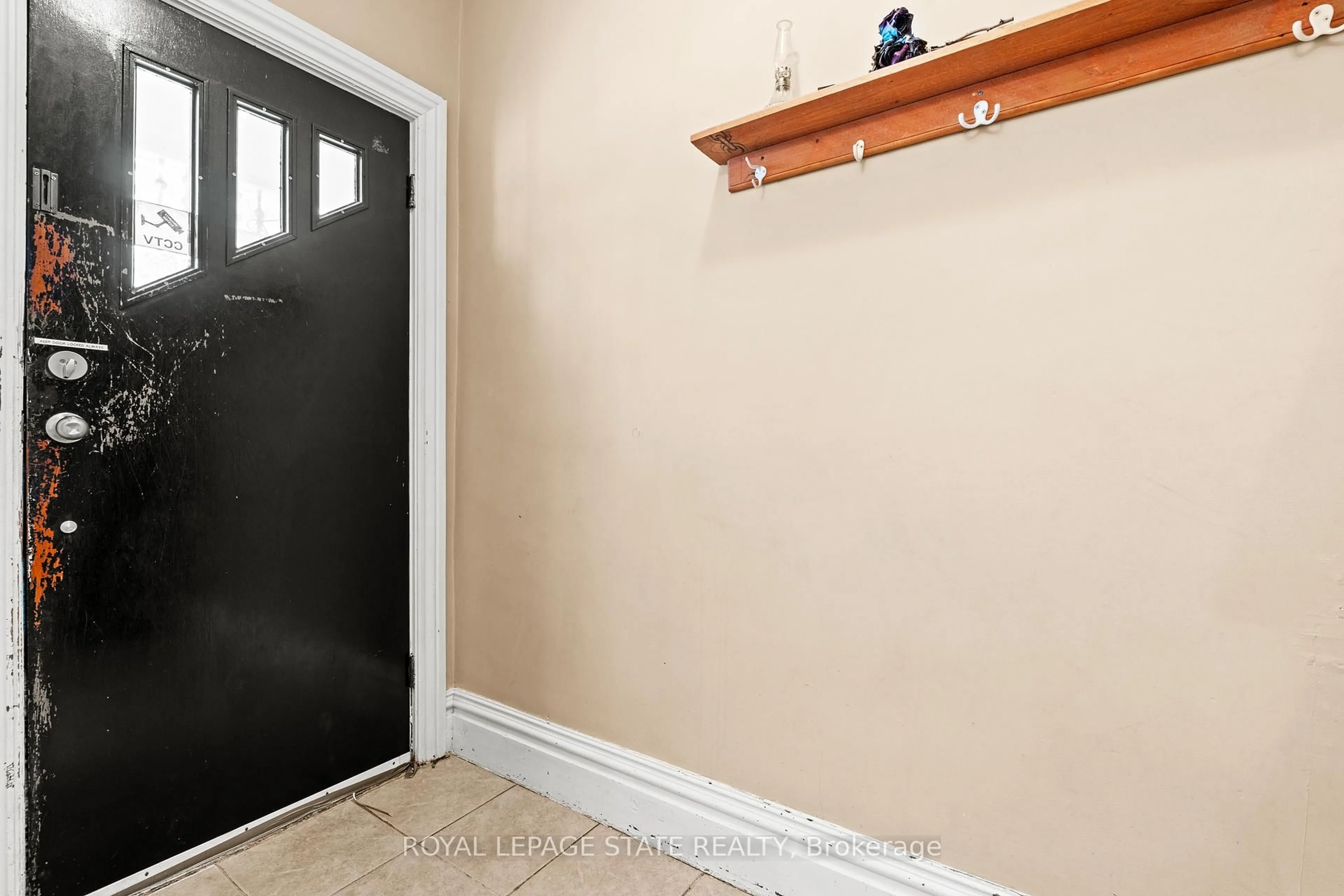 Indoor entryway for 78 Clyde St, Hamilton Ontario L8L 5R4