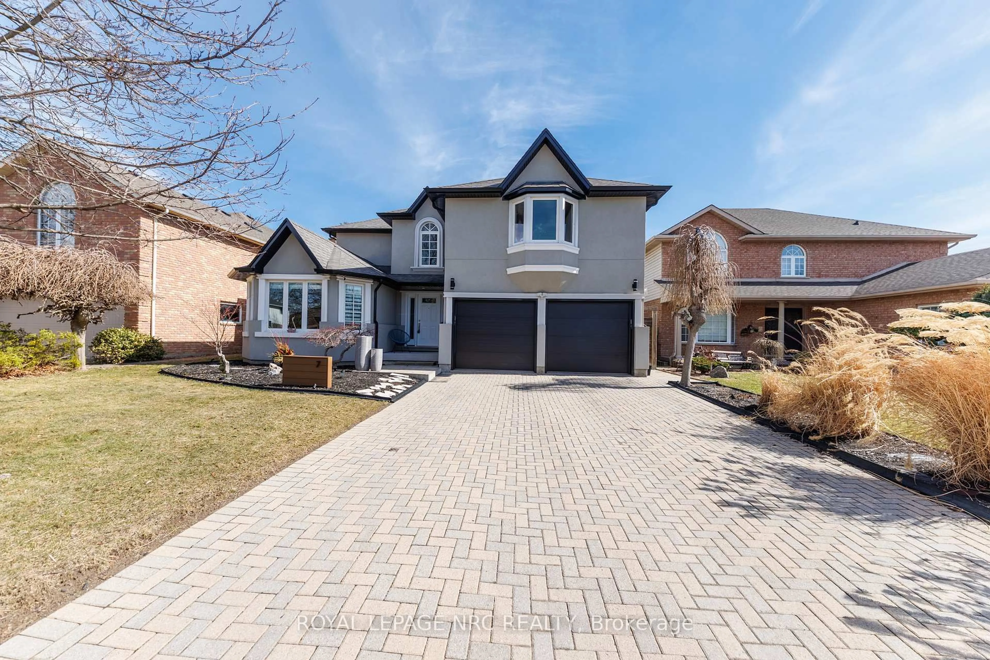 Home with brick exterior material, street for 7 Sarah Crt, St. Catharines Ontario L2S 3R6