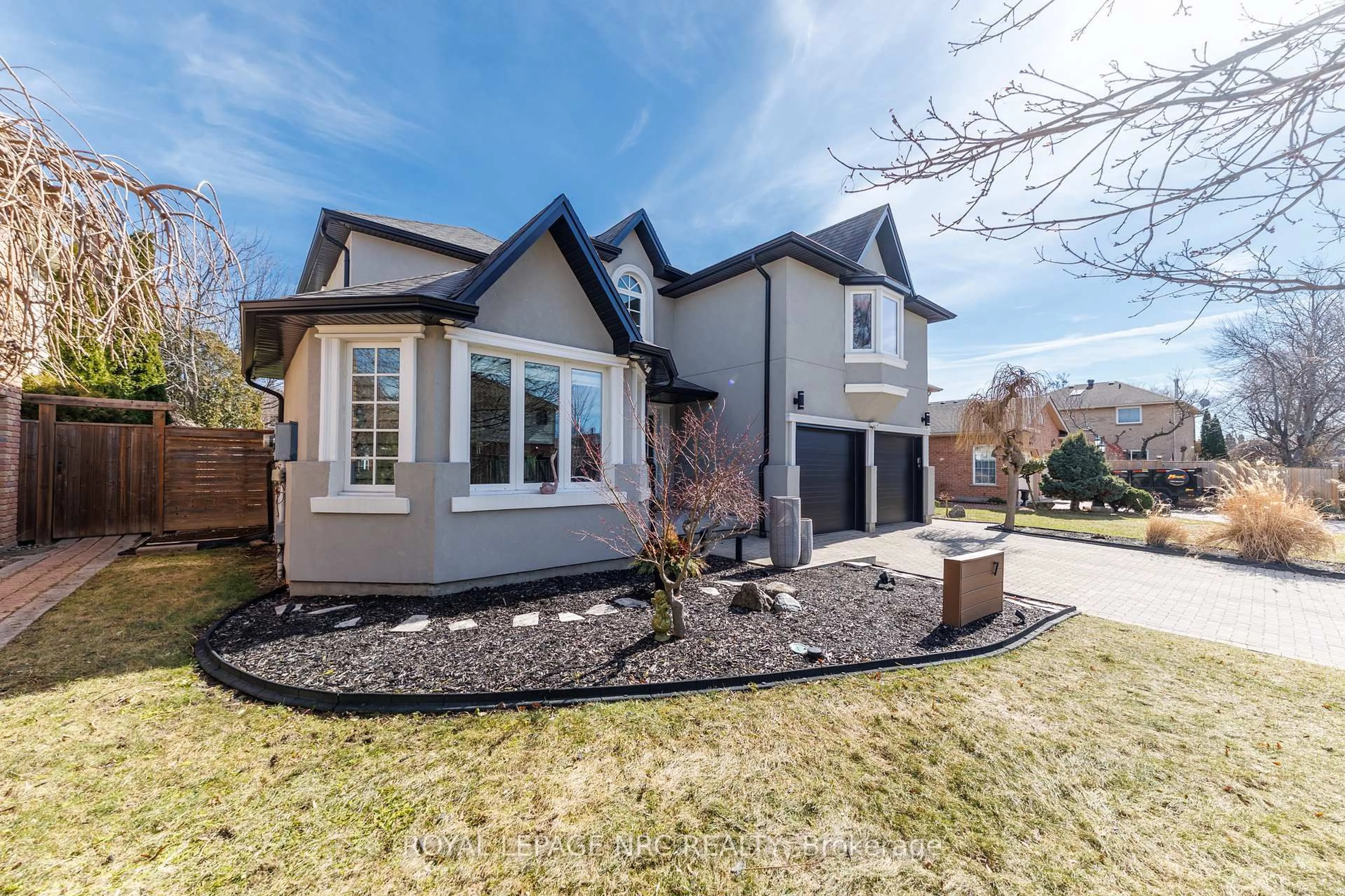 Home with brick exterior material, street for 7 Sarah Crt, St. Catharines Ontario L2S 3R6