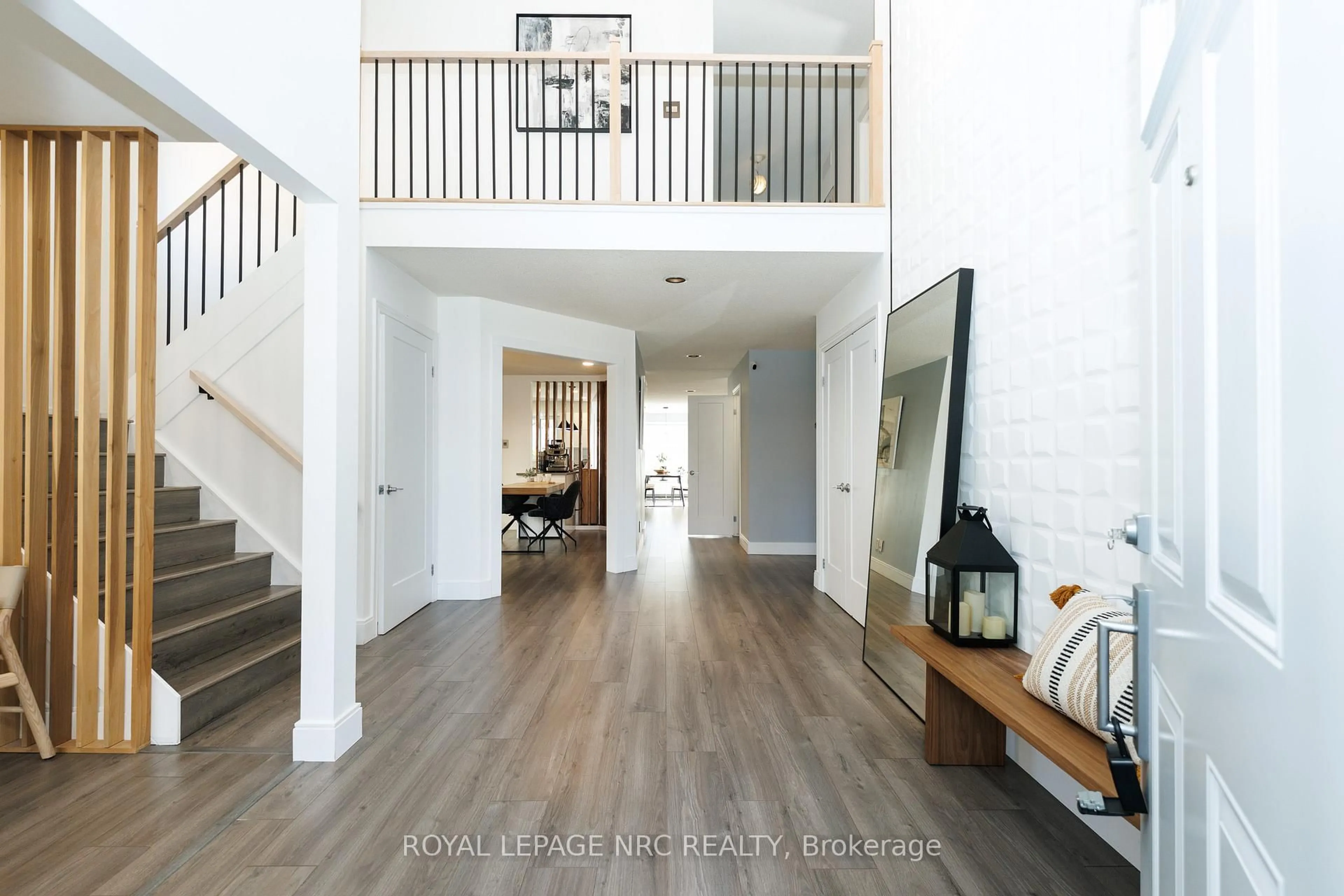 Indoor entryway for 7 Sarah Crt, St. Catharines Ontario L2S 3R6