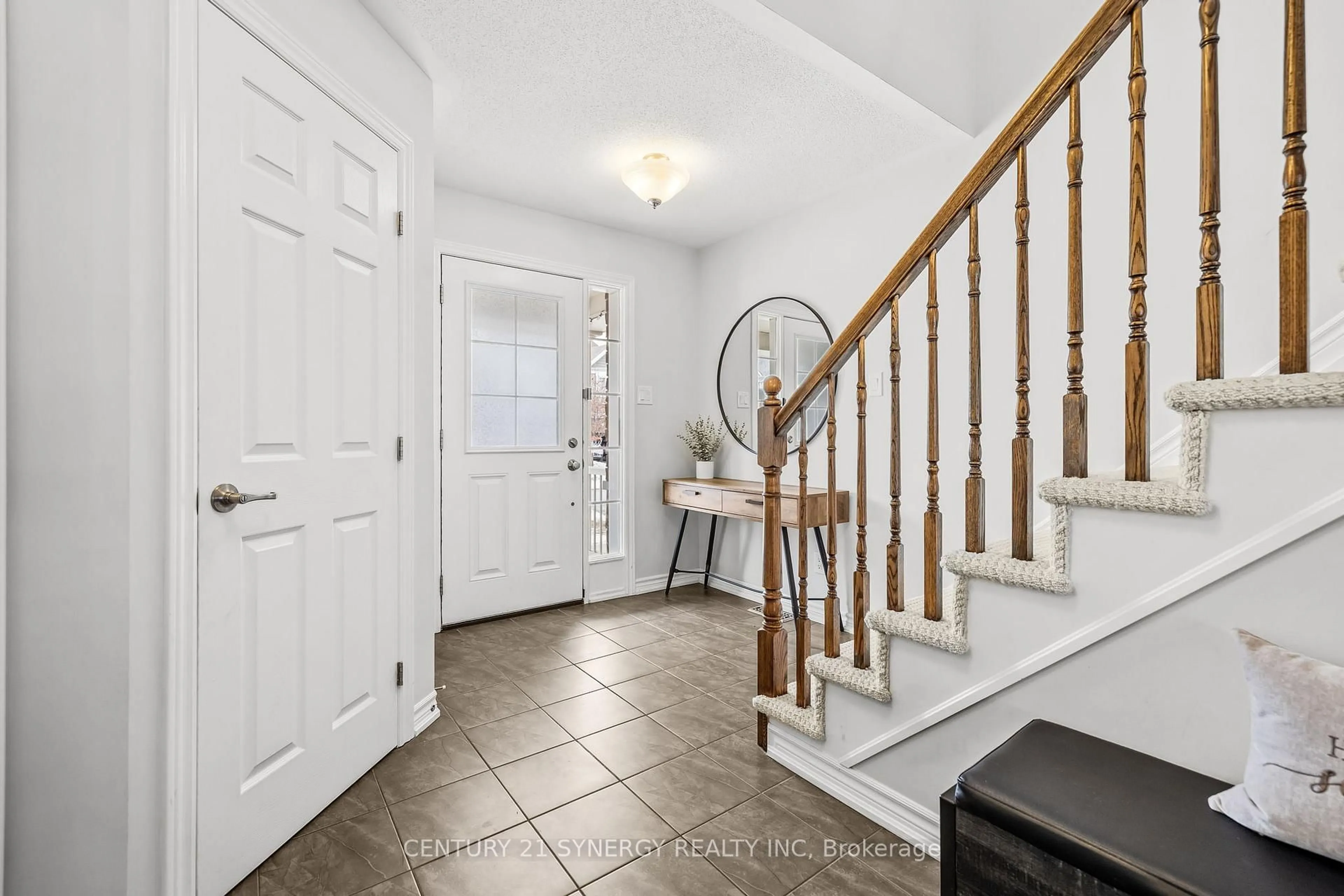 Indoor entryway for 274 Casa Grande Circ, Orleans Ontario K4A 1A2