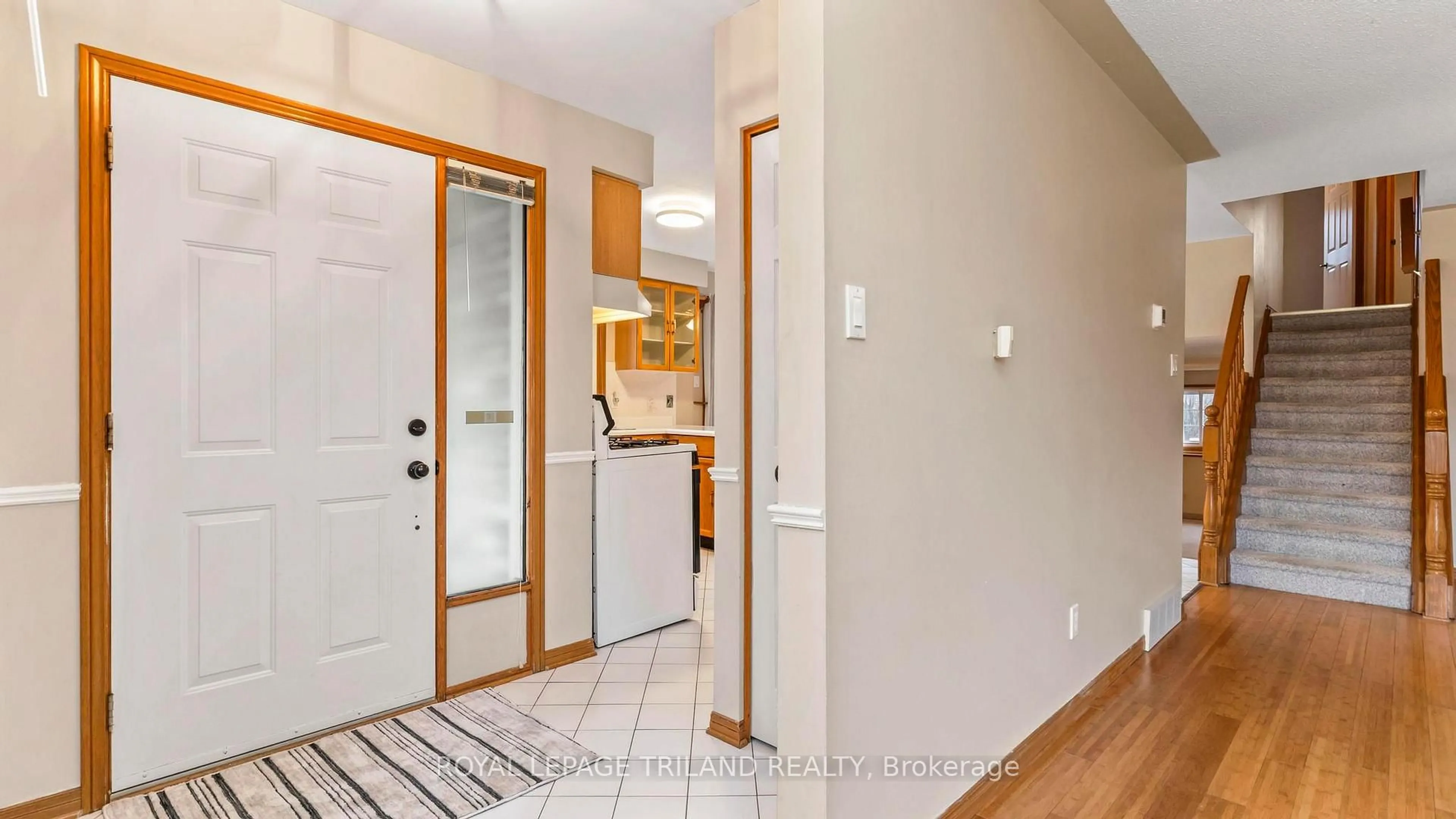 Indoor entryway for 32 GLENROY Rd, London South Ontario N5Z 3K9