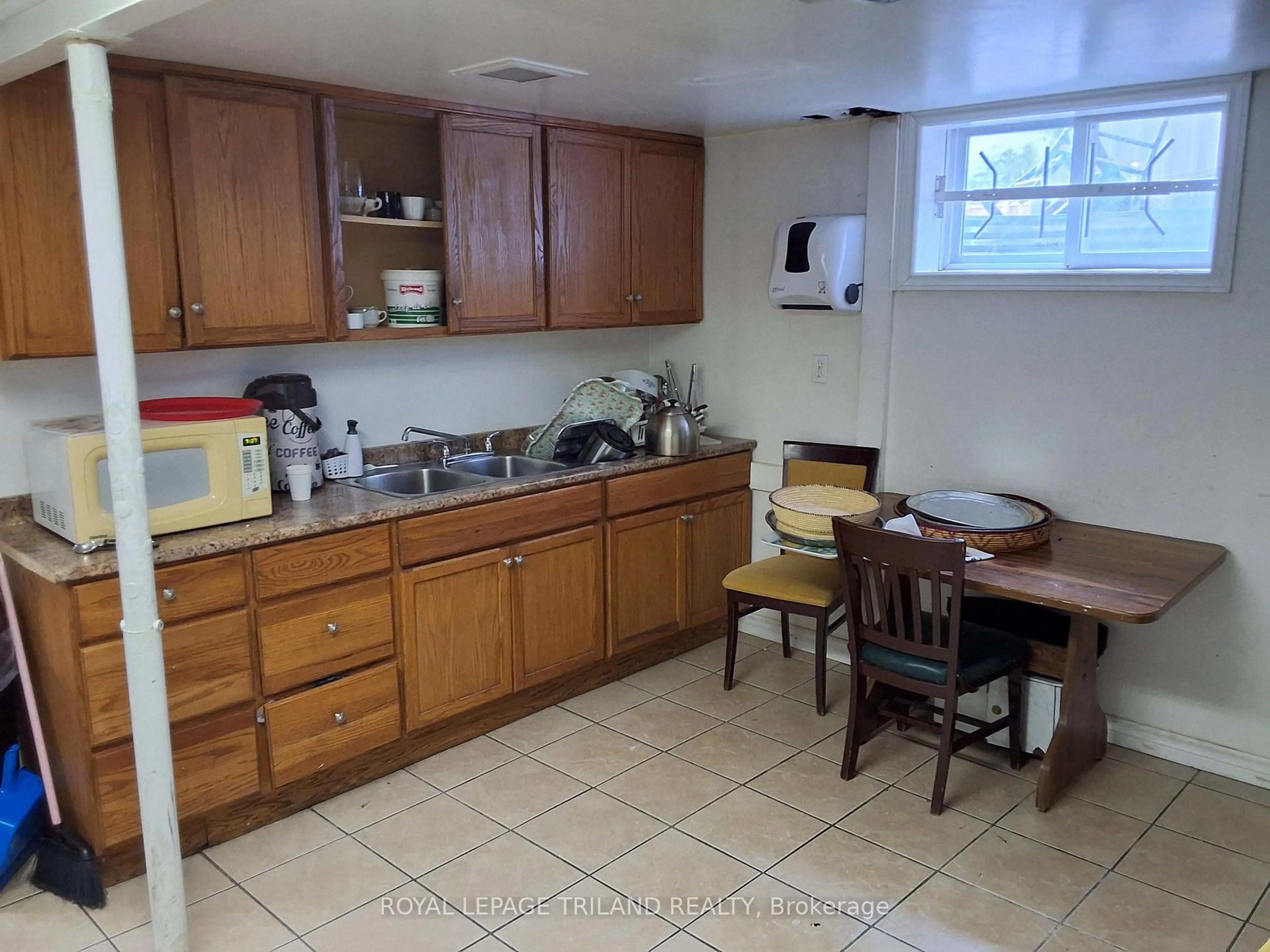 Standard kitchen, unknown for 47 Boullee St, London East Ontario N5Y 1T5