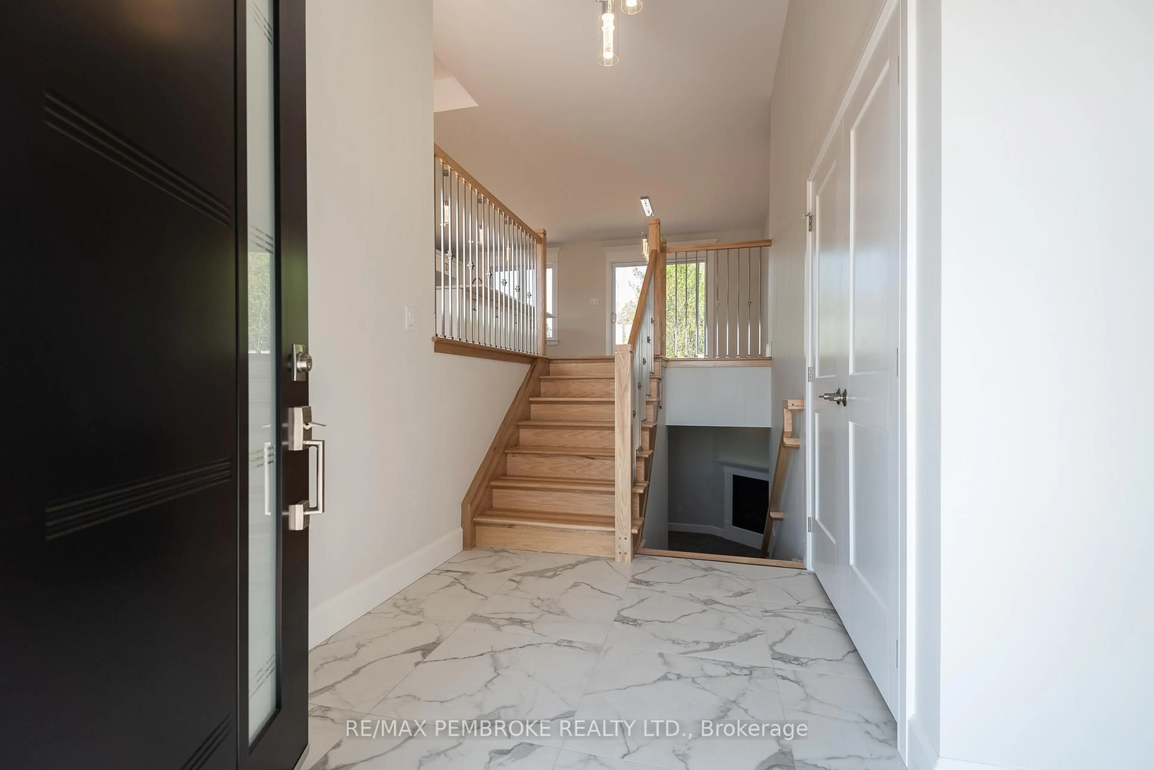 Indoor foyer for 9 Jade Ave, Petawawa Ontario K8H 0E5