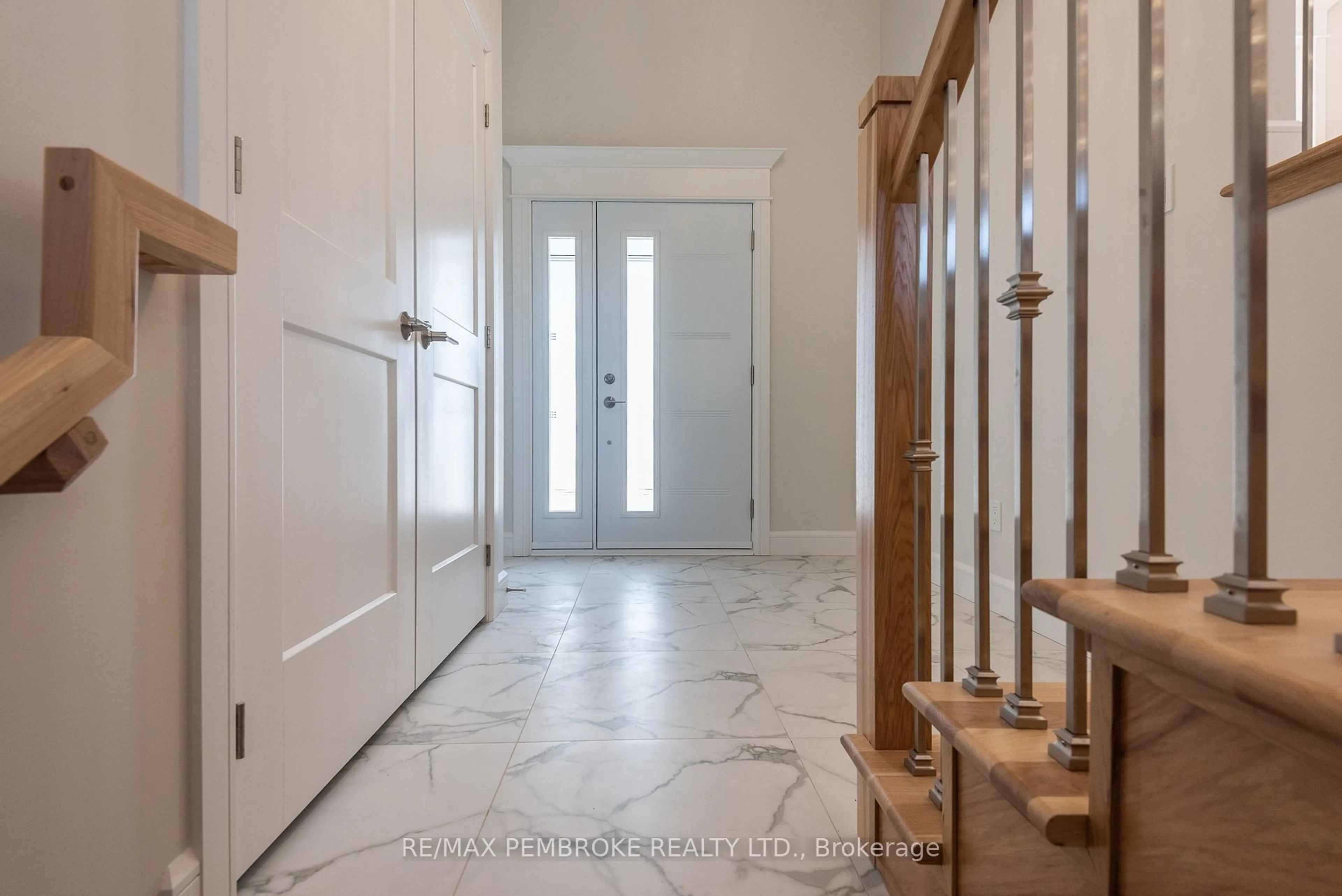 Indoor entryway for 9 Jade Ave, Petawawa Ontario K8H 0E5