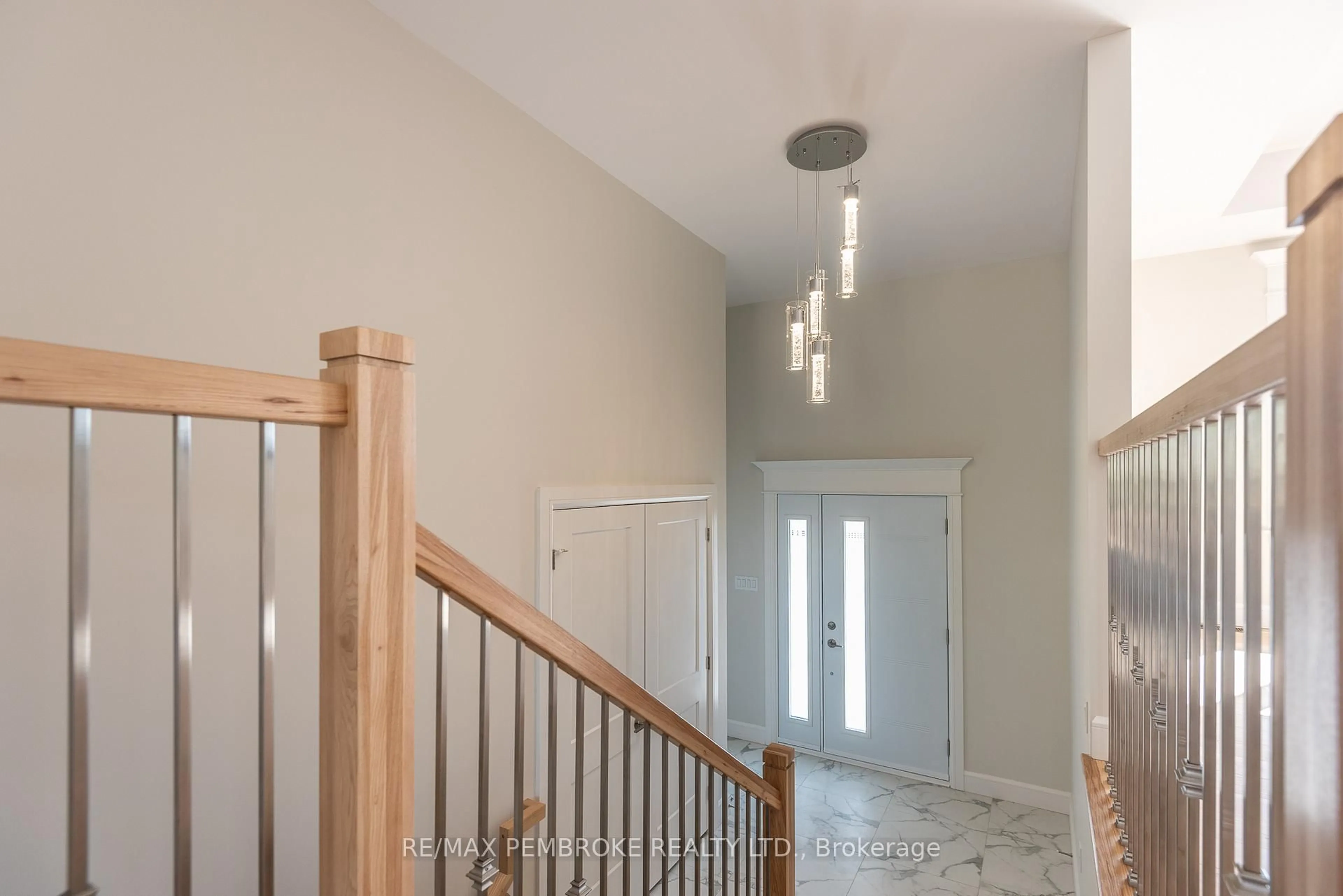 Indoor entryway for 9 Jade Ave, Petawawa Ontario K8H 0E5