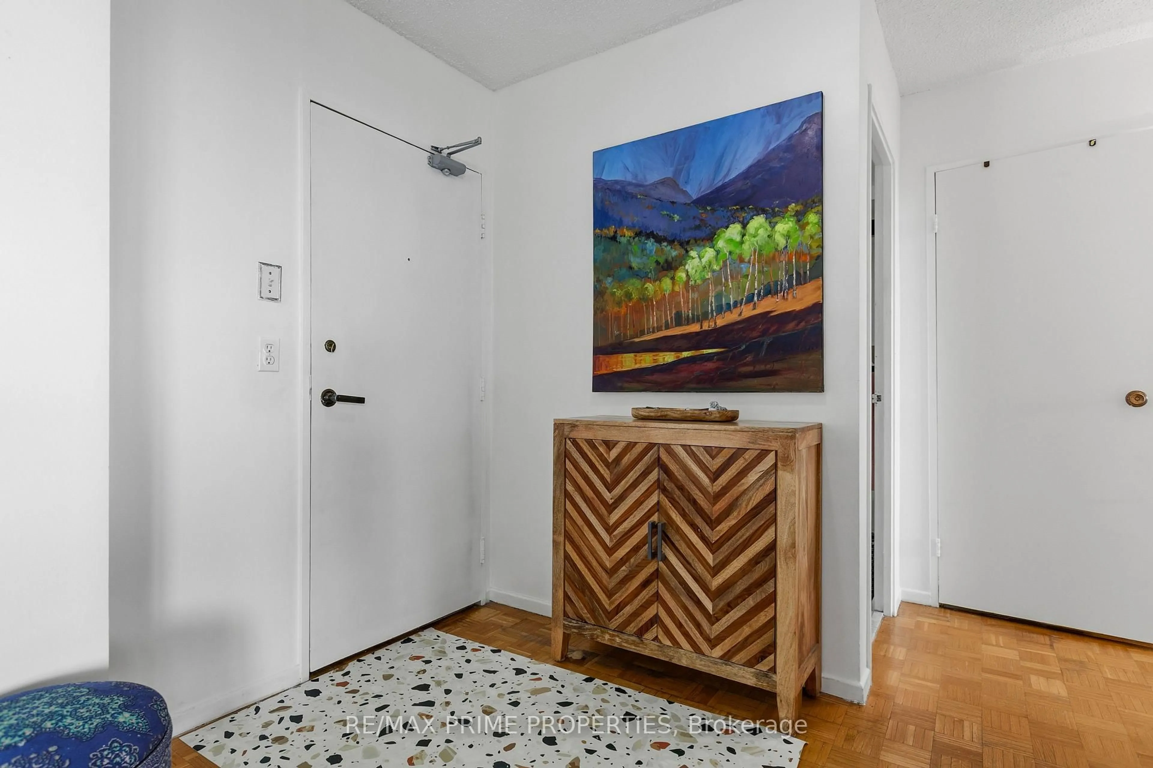 Indoor entryway for 265 POULIN Ave #811, Ottawa Ontario K2B 7Y8