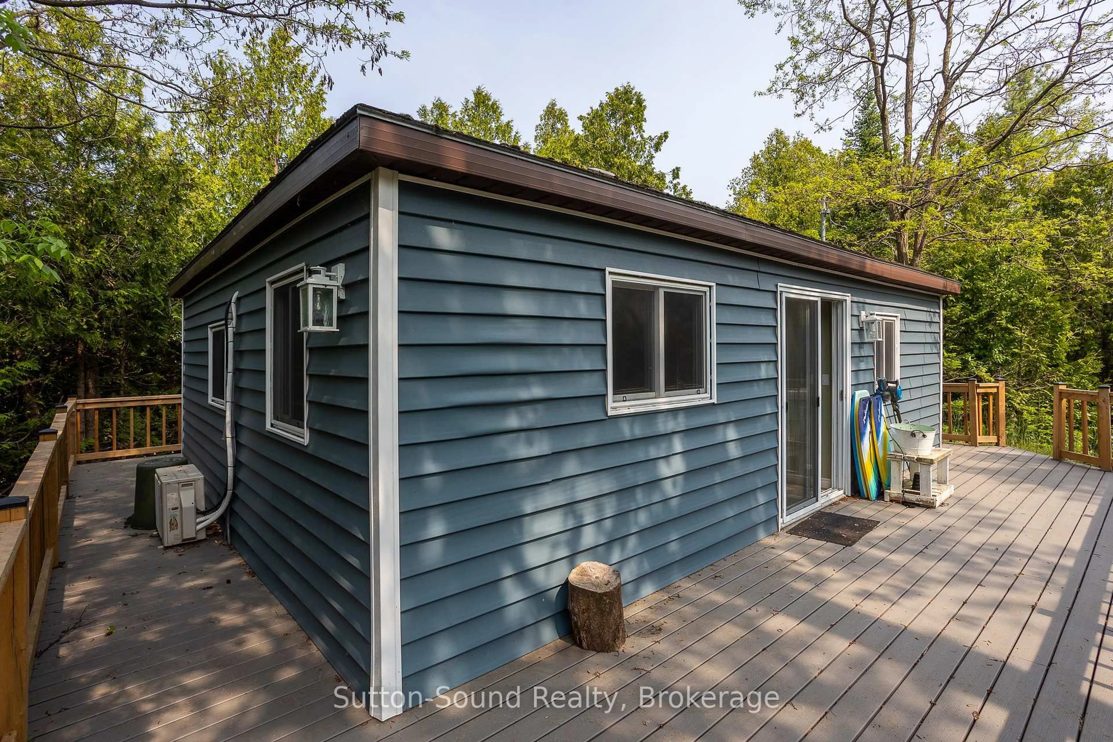 Home with vinyl exterior material, unknown for 1055 2nd Ave, Native Leased Lands Ontario N0H 2G0