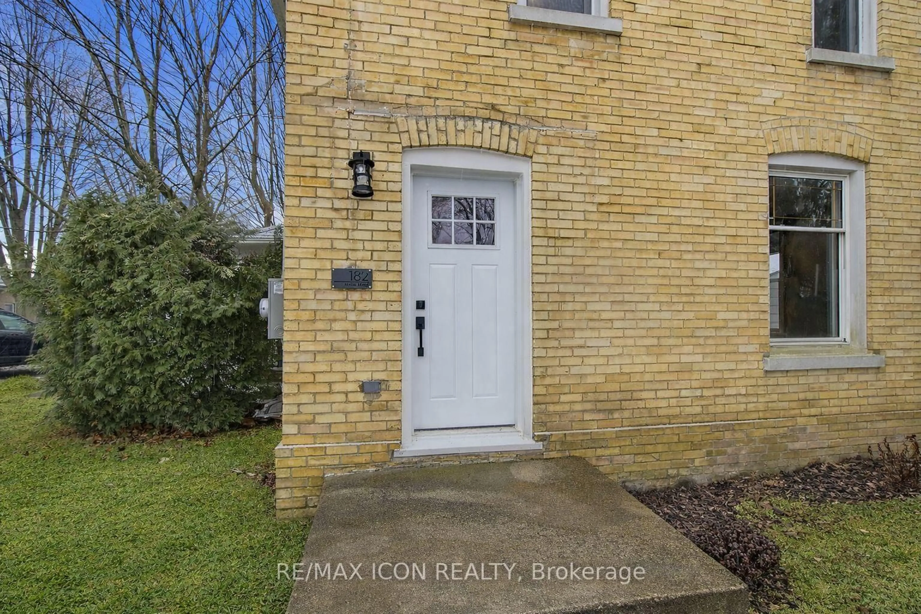 Indoor entryway for 182 Maple St, West Elgin Ontario N0L 2P0