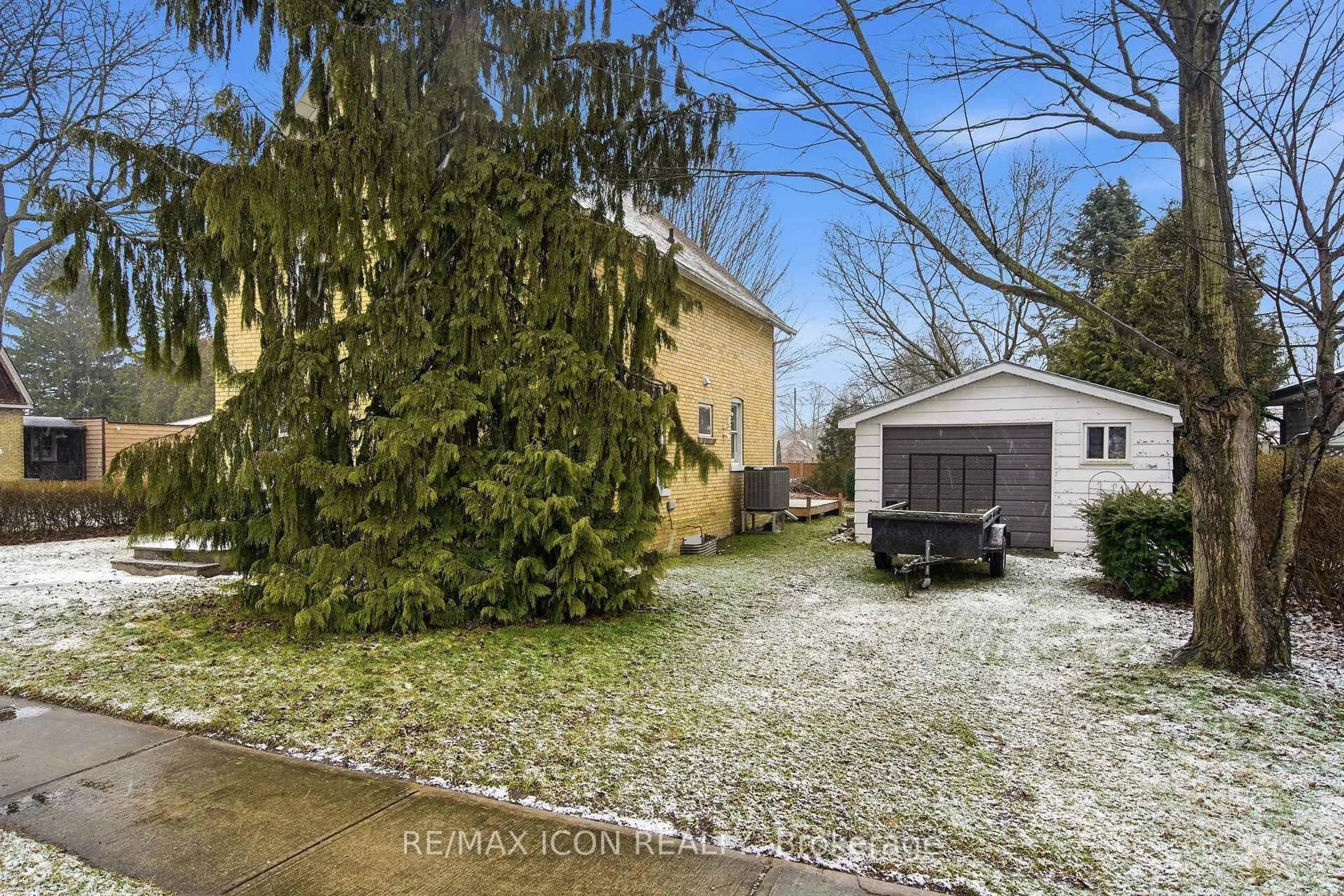 A pic from outside/outdoor area/front of a property/back of a property/a pic from drone, street for 182 Maple St, West Elgin Ontario N0L 2P0