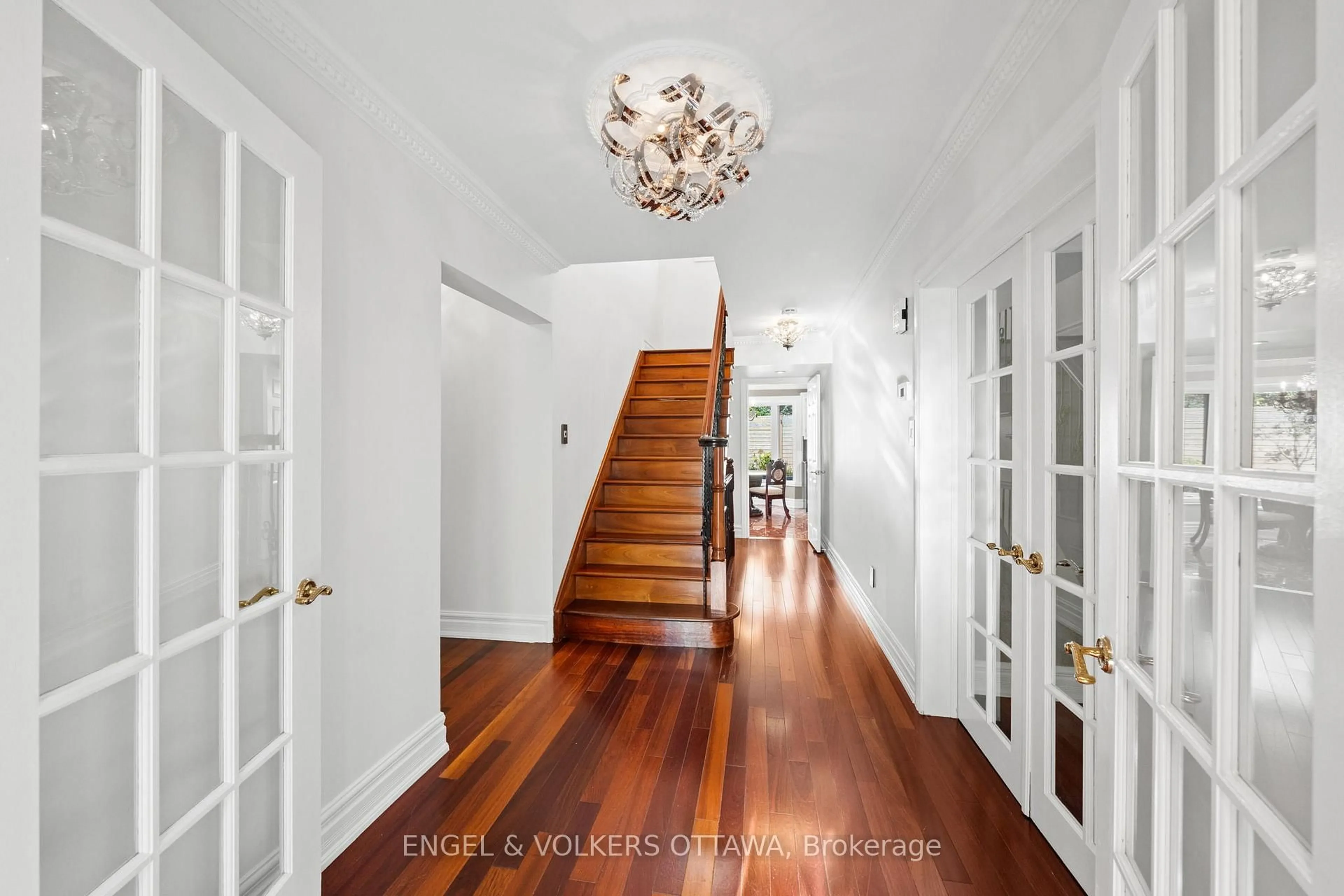 Indoor foyer for 563 Merkley Dr, Ottawa Ontario K4A 1V9