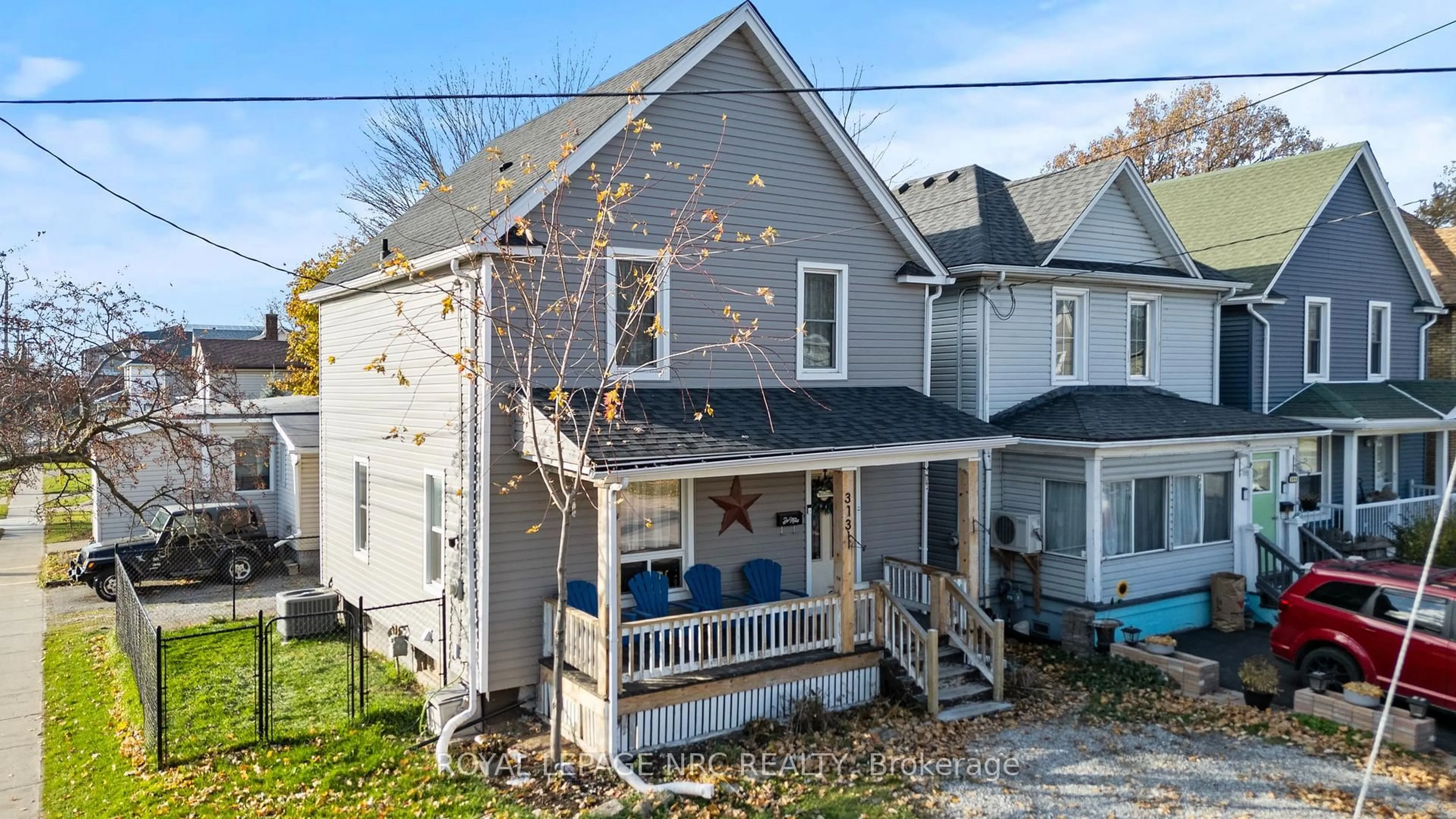 A pic from outside/outdoor area/front of a property/back of a property/a pic from drone, street for 313 Burgar St, Welland Ontario L3B 2T5