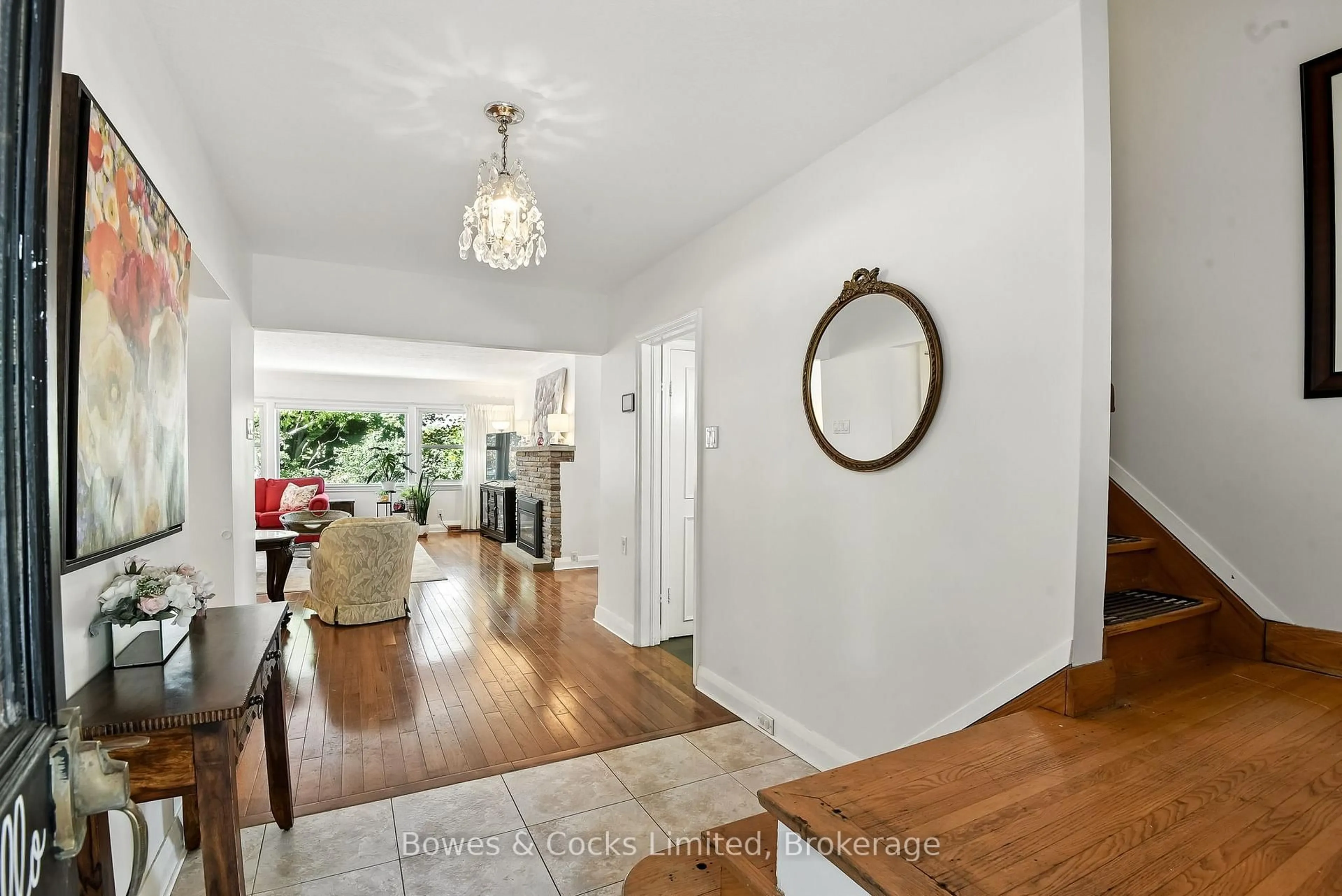 Indoor entryway for 433 Manorhill Ave, Peterborough Ontario K9J 6H7