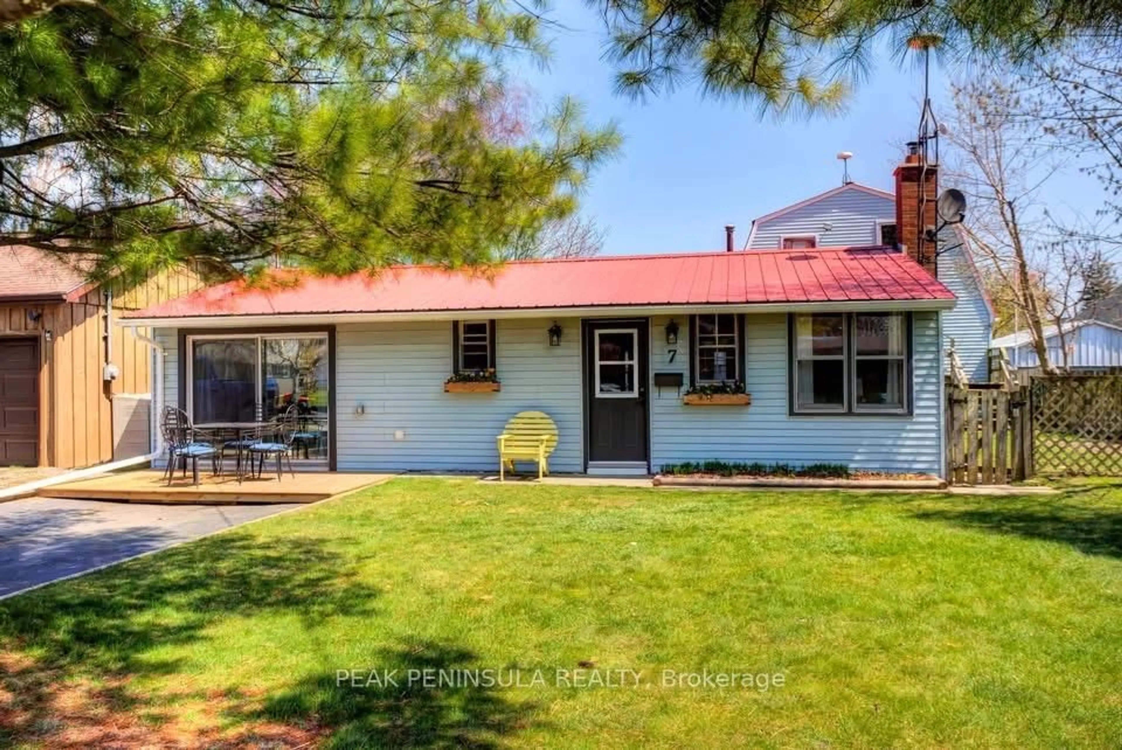 Home with vinyl exterior material, street for 7 Willow Ave, Norfolk Ontario N0E 1M0