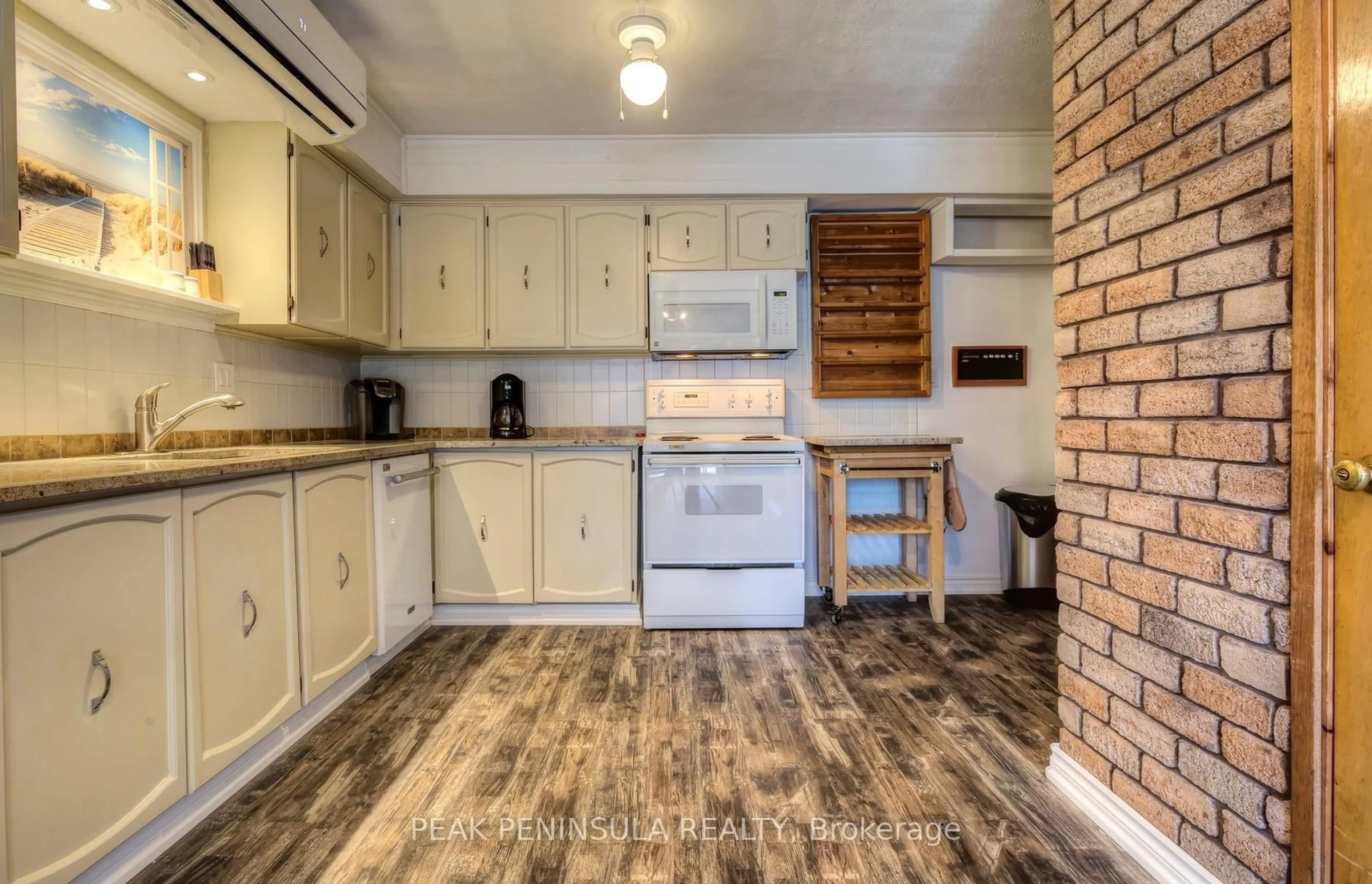 Standard kitchen, unknown for 7 Willow Ave, Norfolk Ontario N0E 1M0