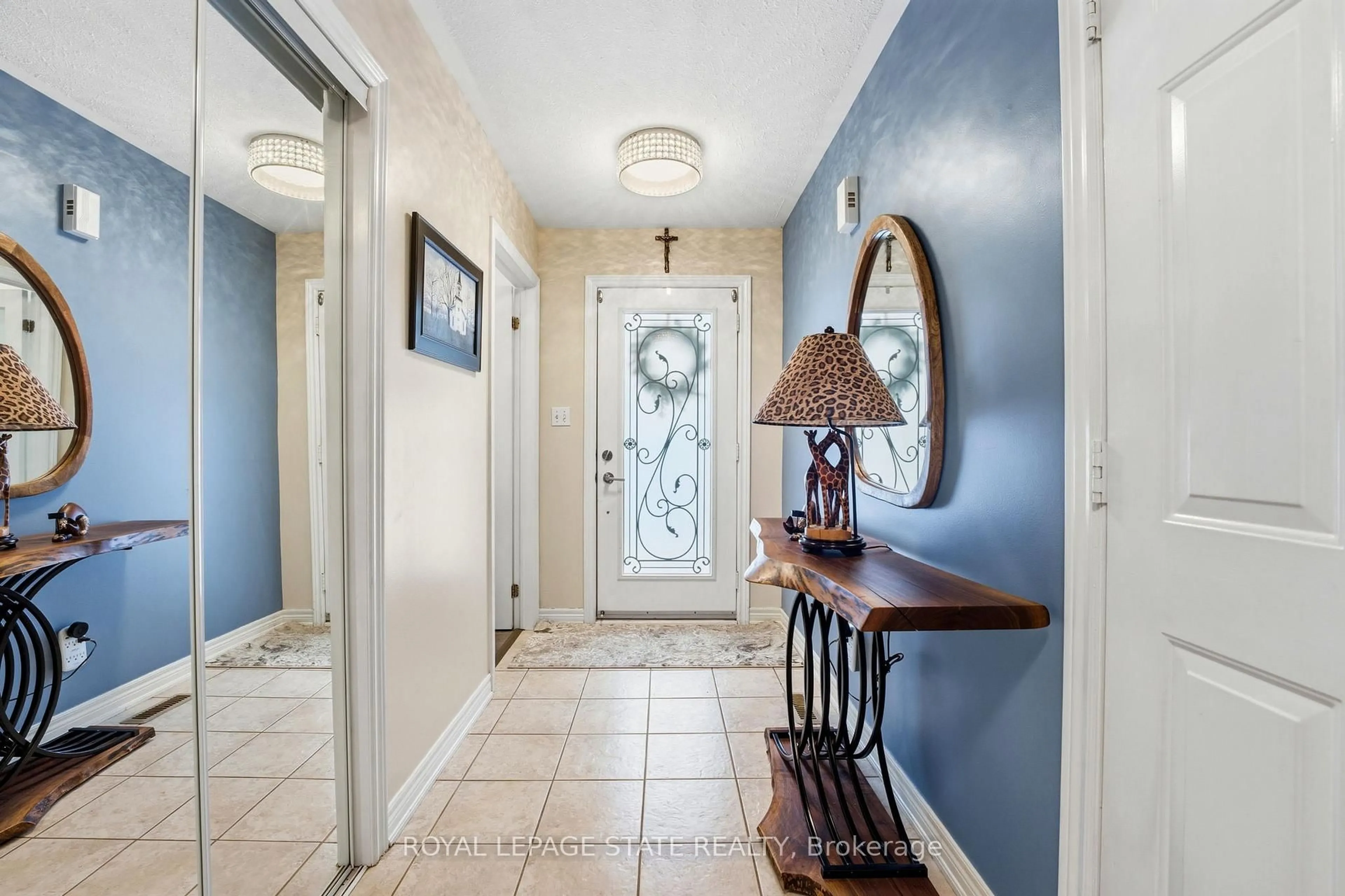 Indoor entryway for 64 Griffith Dr, Grimsby Ontario L3M 5L2