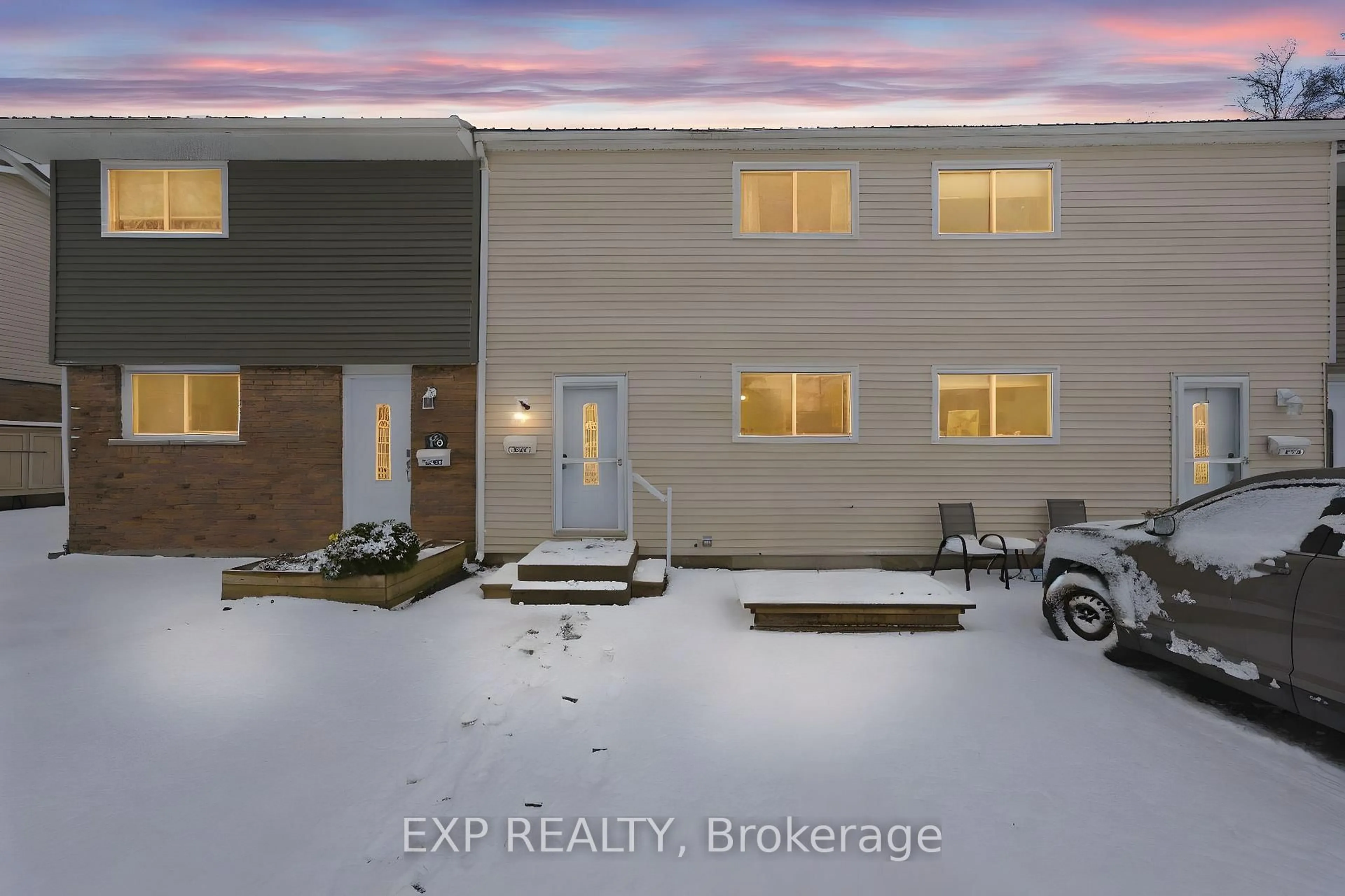 A pic from outside/outdoor area/front of a property/back of a property/a pic from drone, building for 400 Westwood Dr #F5, Cobourg Ontario K9A 2B6