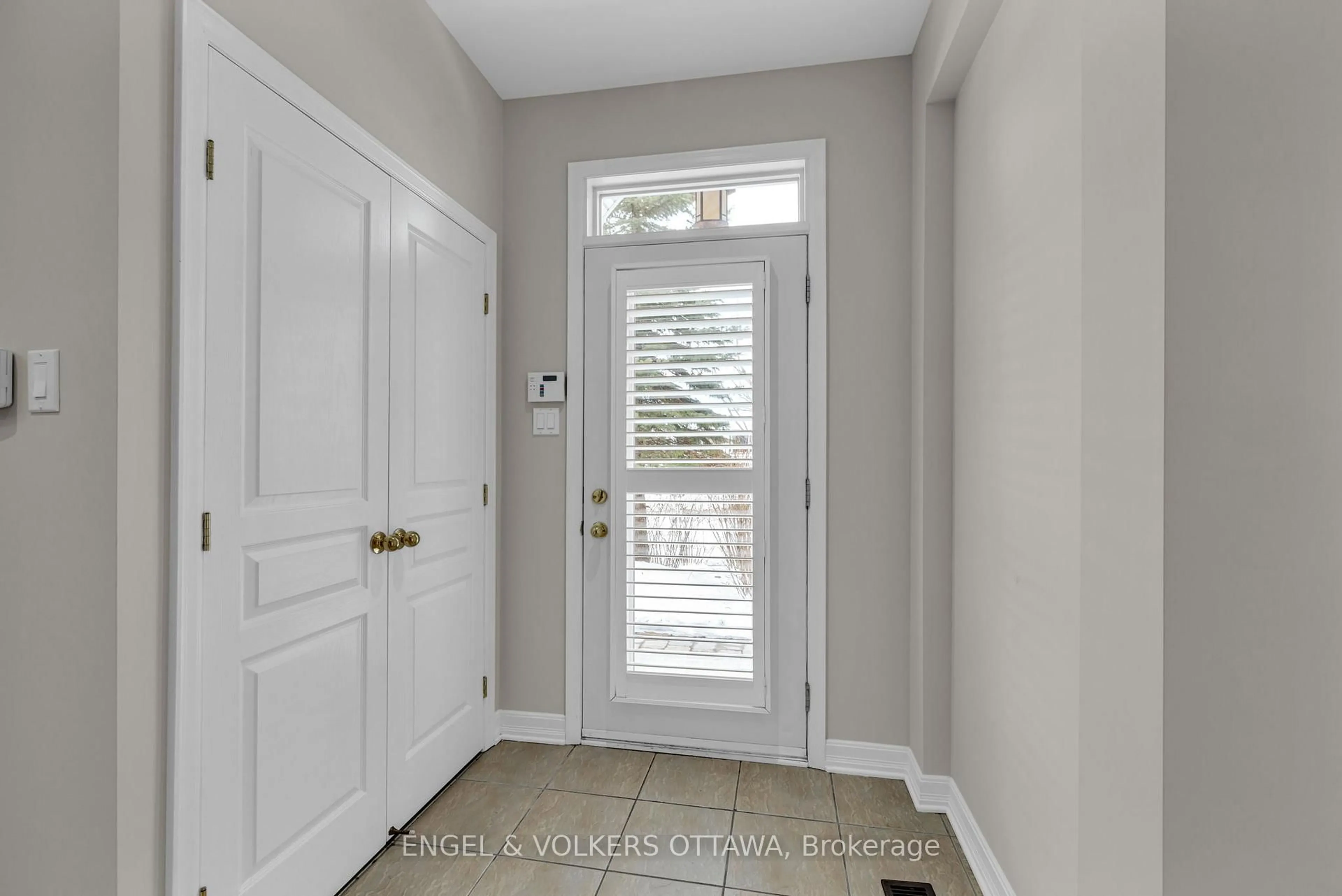 Indoor entryway for 145 Manorhill Private, Ottawa Ontario K1H 2J3