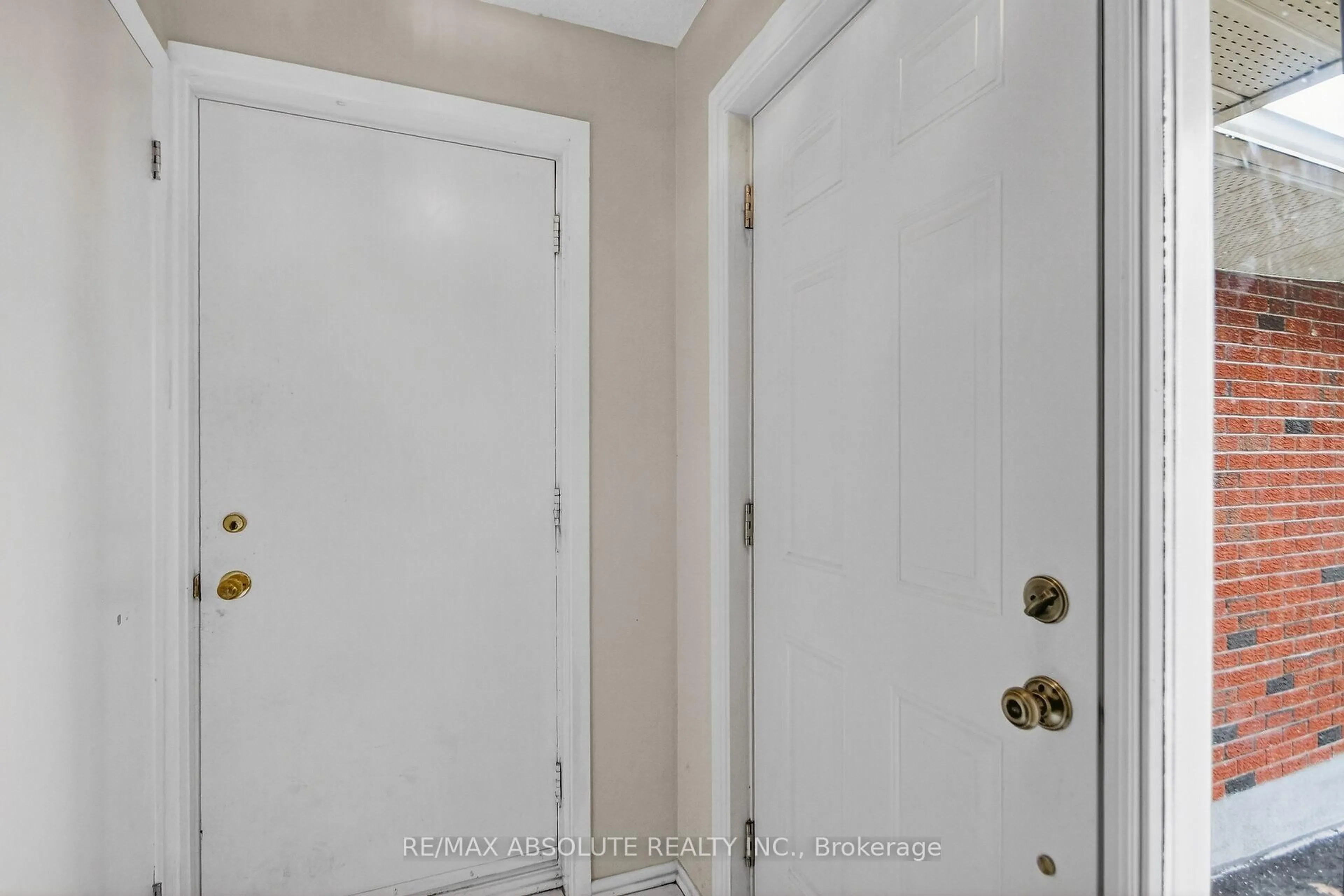 Indoor entryway for 231 Harriot Private, Ottawa Ontario K1T 3E1