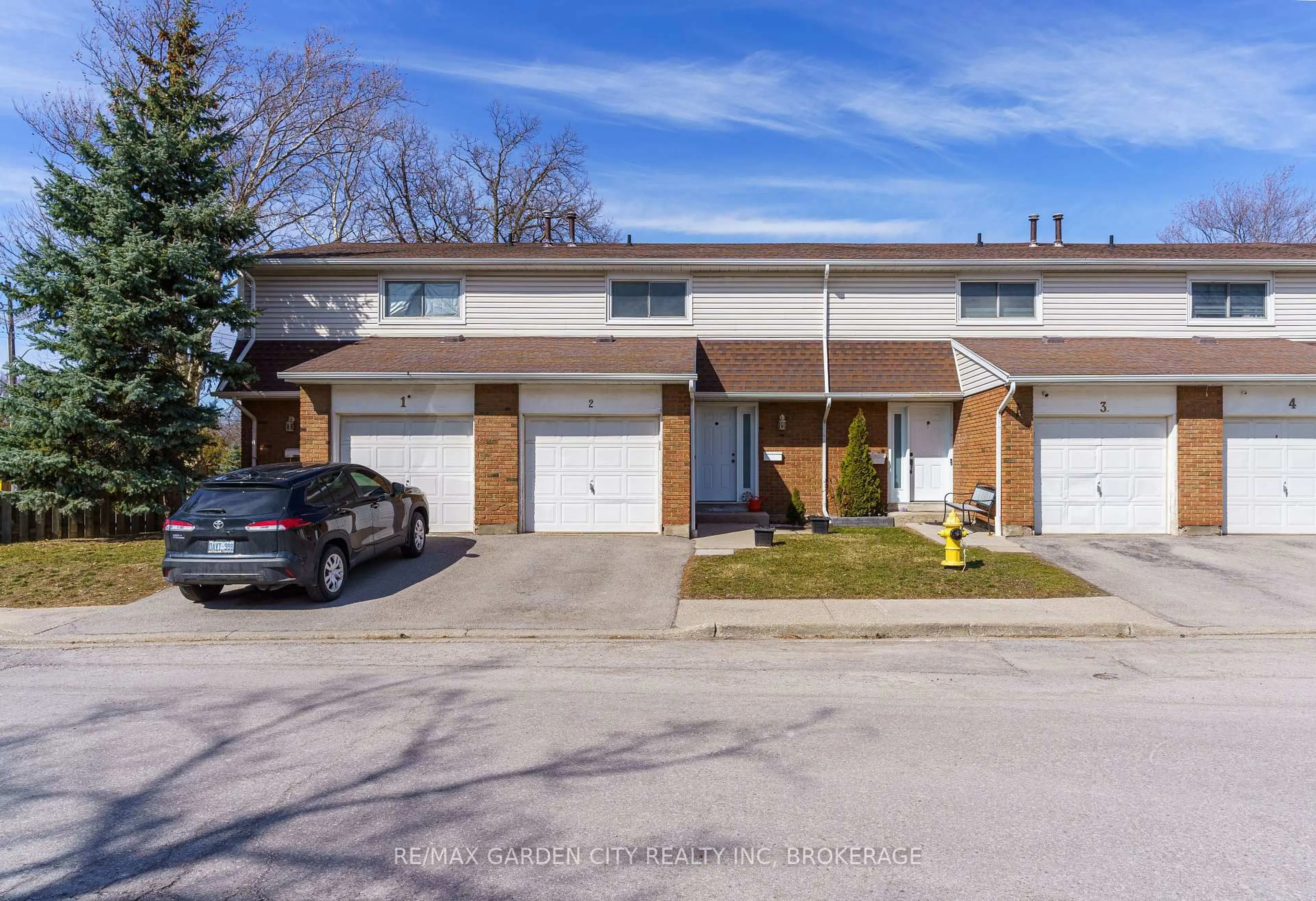 A pic from outside/outdoor area/front of a property/back of a property/a pic from drone, street for 286 Cushman Rd #2, St. Catharines Ontario L2M 6Z2