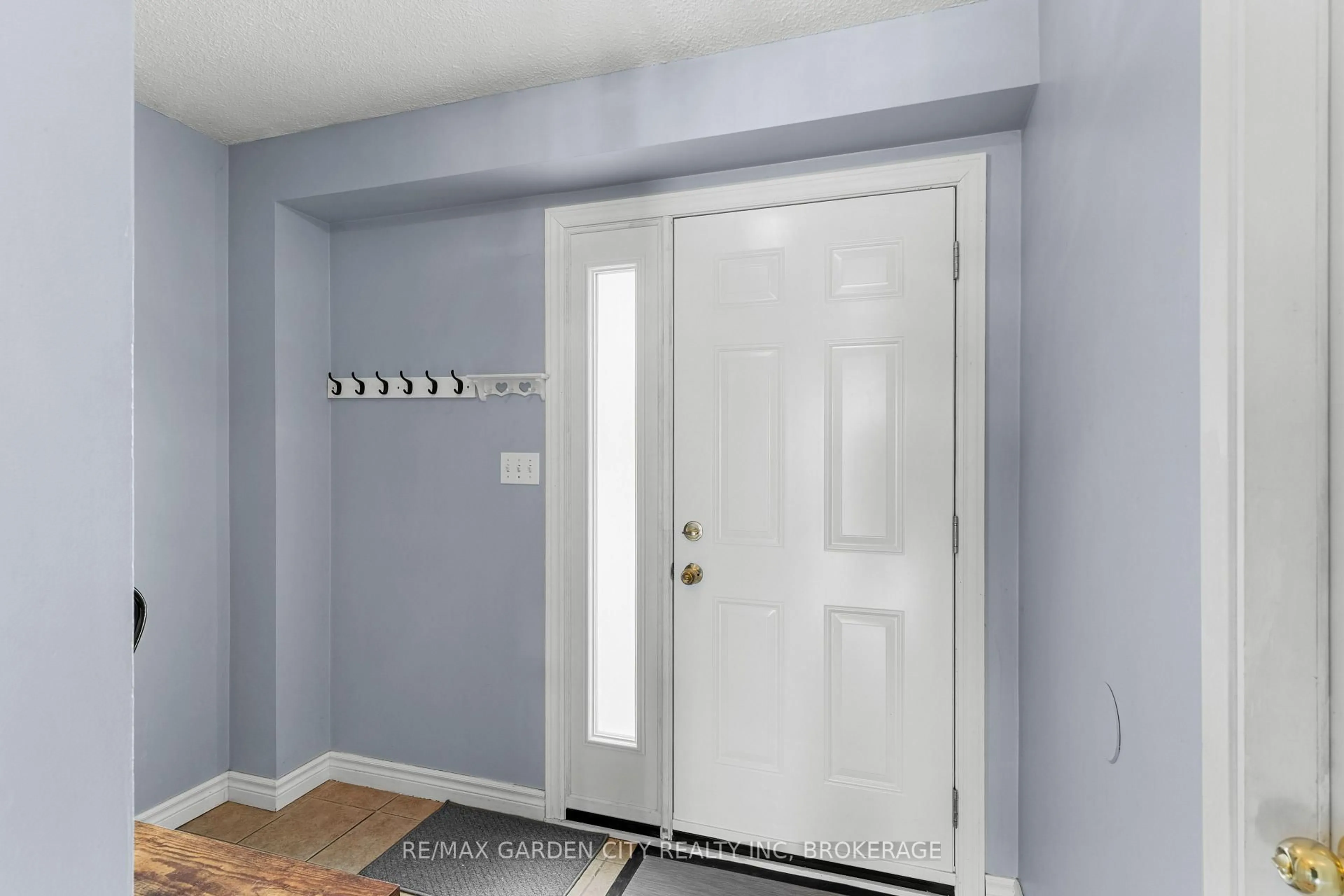 Indoor entryway for 286 Cushman Rd #2, St. Catharines Ontario L2M 6Z2