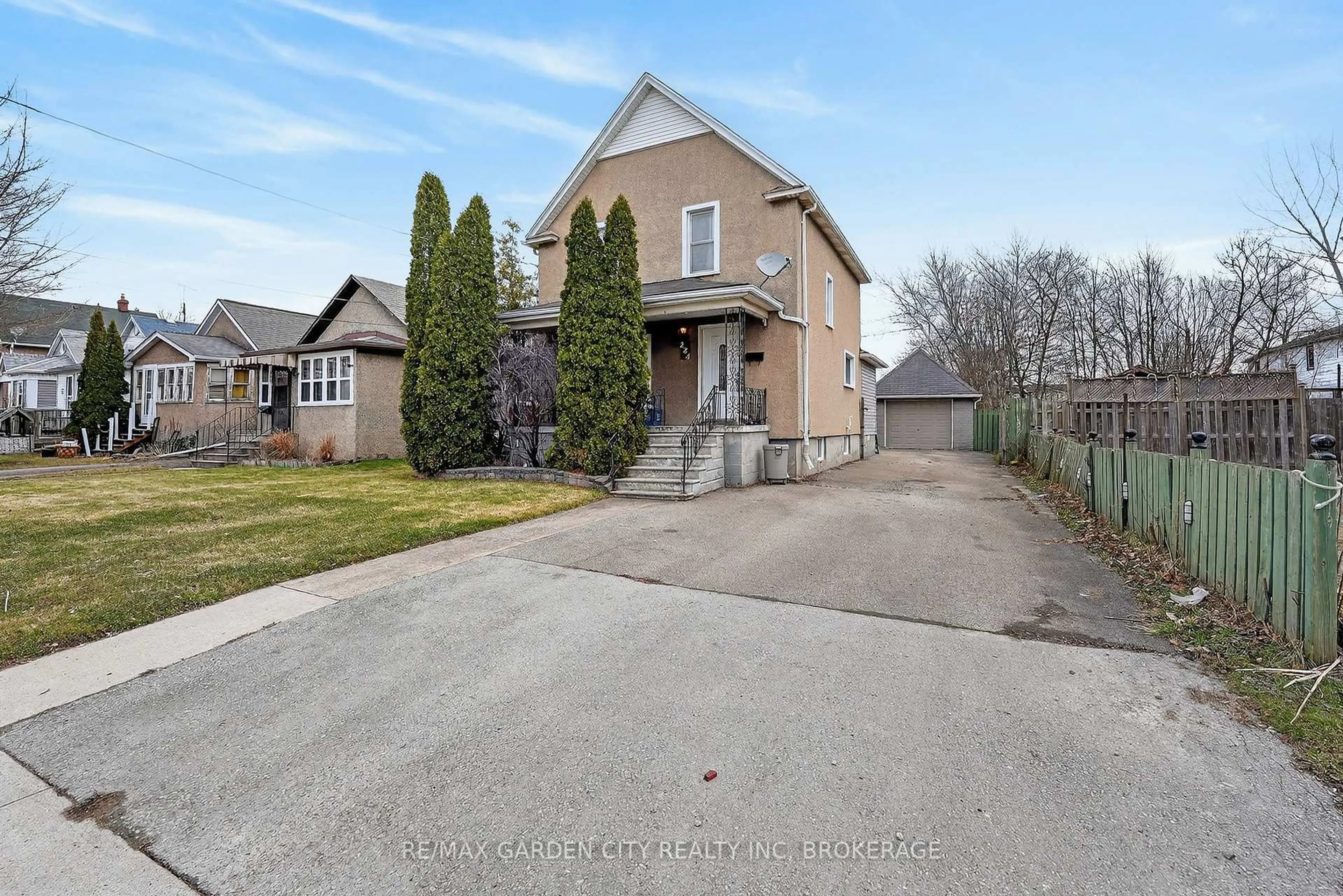 A pic from outside/outdoor area/front of a property/back of a property/a pic from drone, street for 284 Burgar St, Welland Ontario L3B 2T6