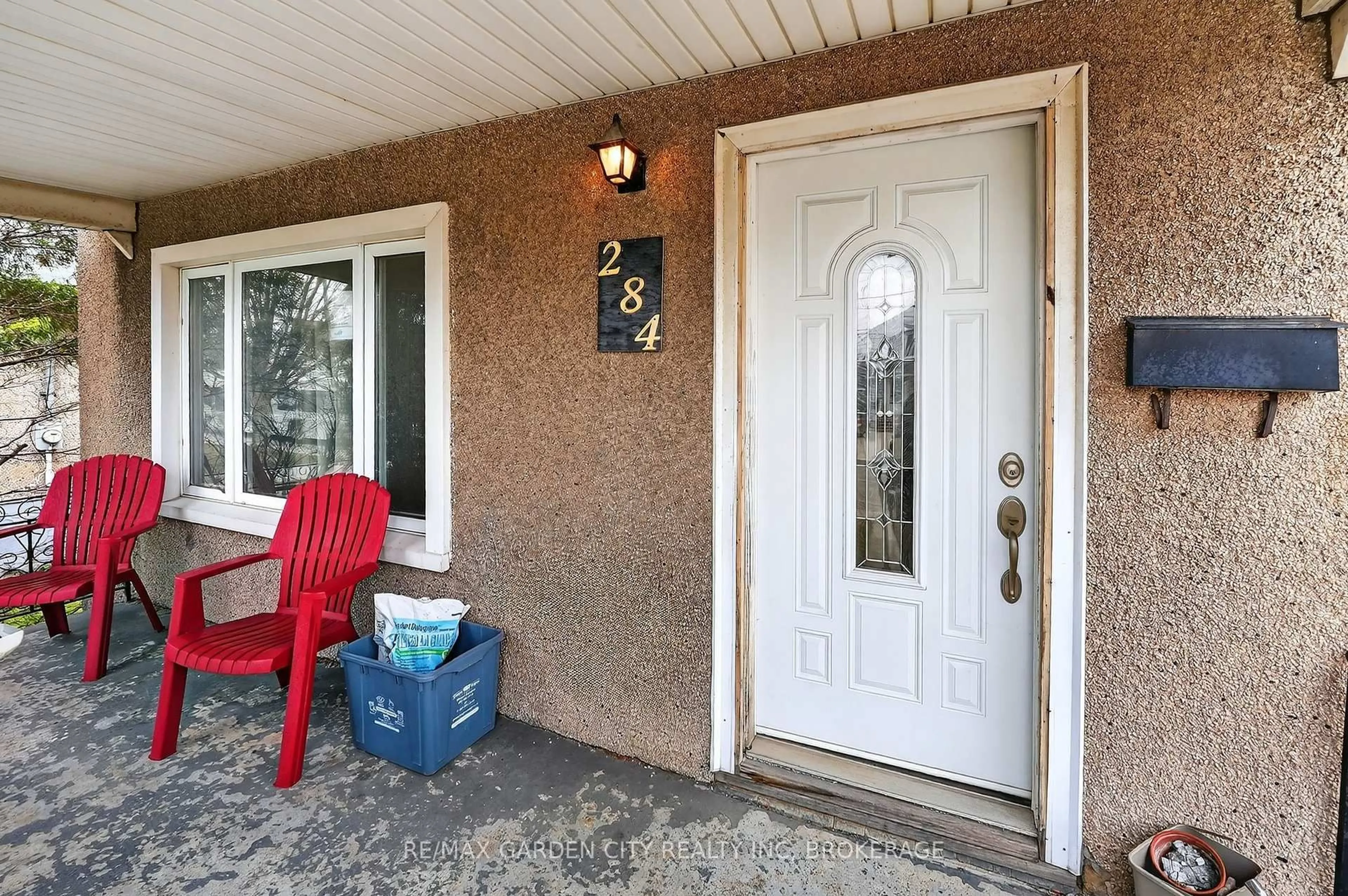 Indoor entryway for 284 Burgar St, Welland Ontario L3B 2T6