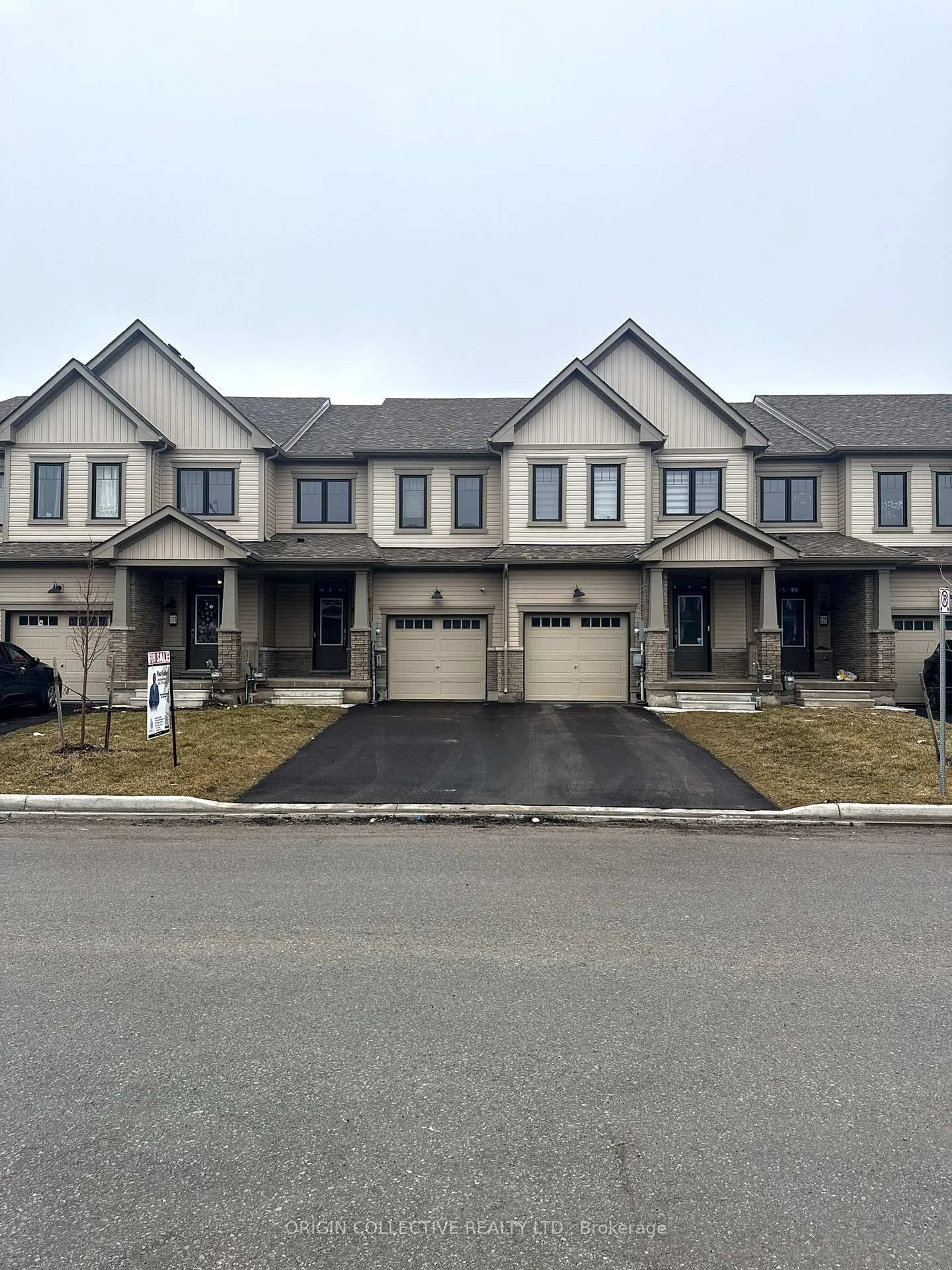 A pic from outside/outdoor area/front of a property/back of a property/a pic from drone, street for 117 Keelson St, Welland Ontario L3B 0M4