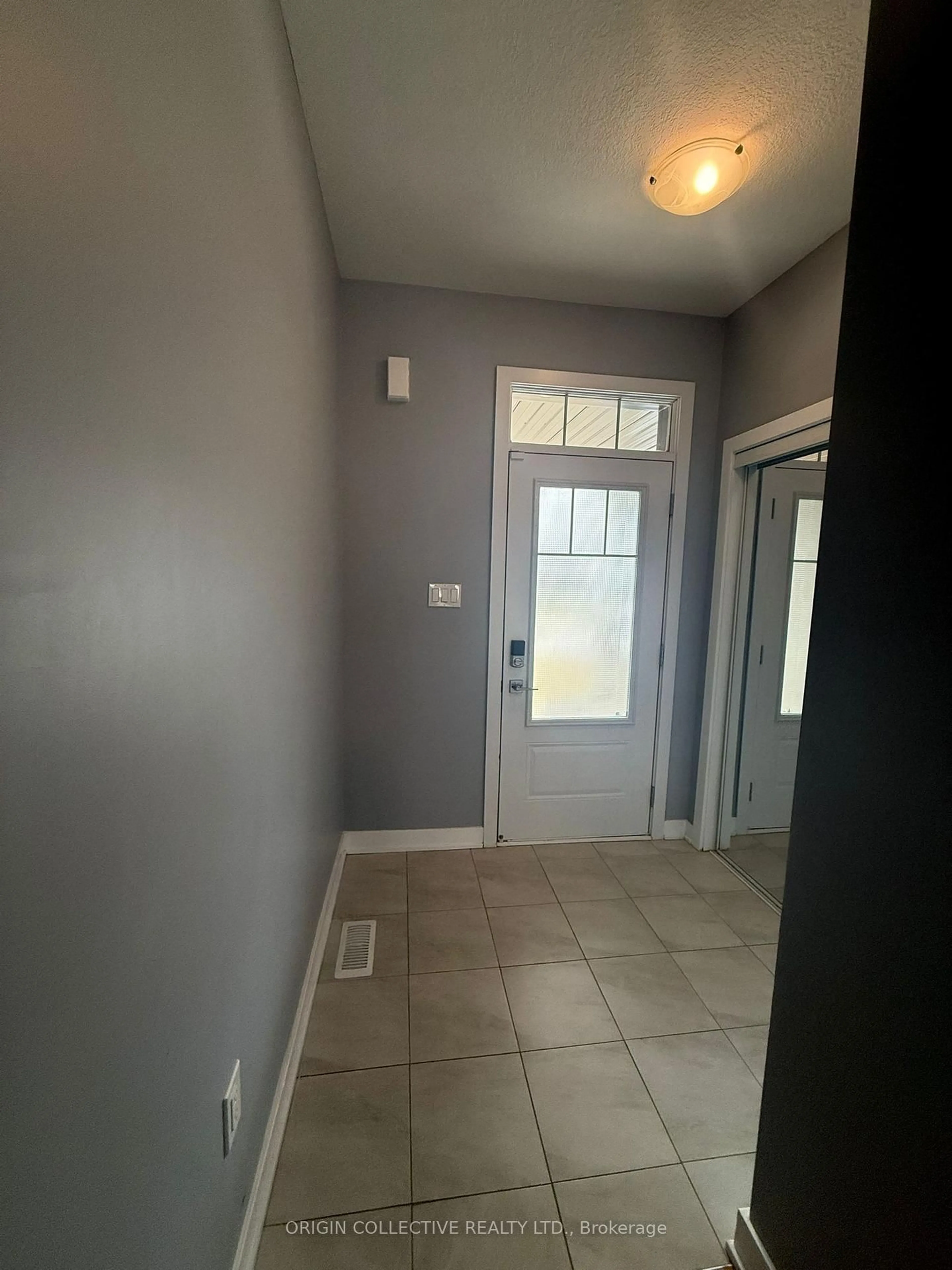 Indoor entryway for 117 Keelson St, Welland Ontario L3B 0M4