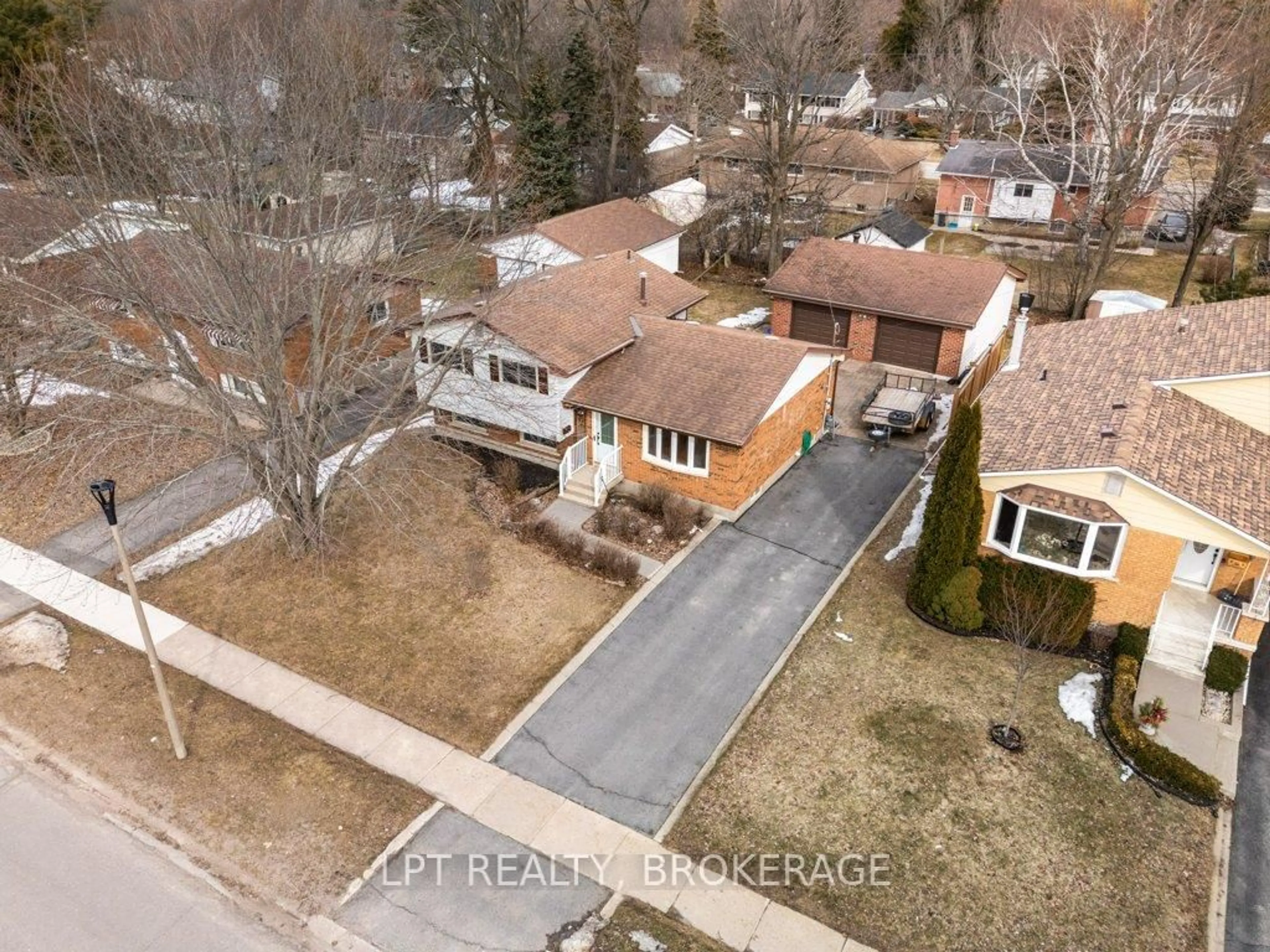 A pic from outside/outdoor area/front of a property/back of a property/a pic from drone, street for 418 Knightsbridge Rd, Kingston Ontario K7M 5S7