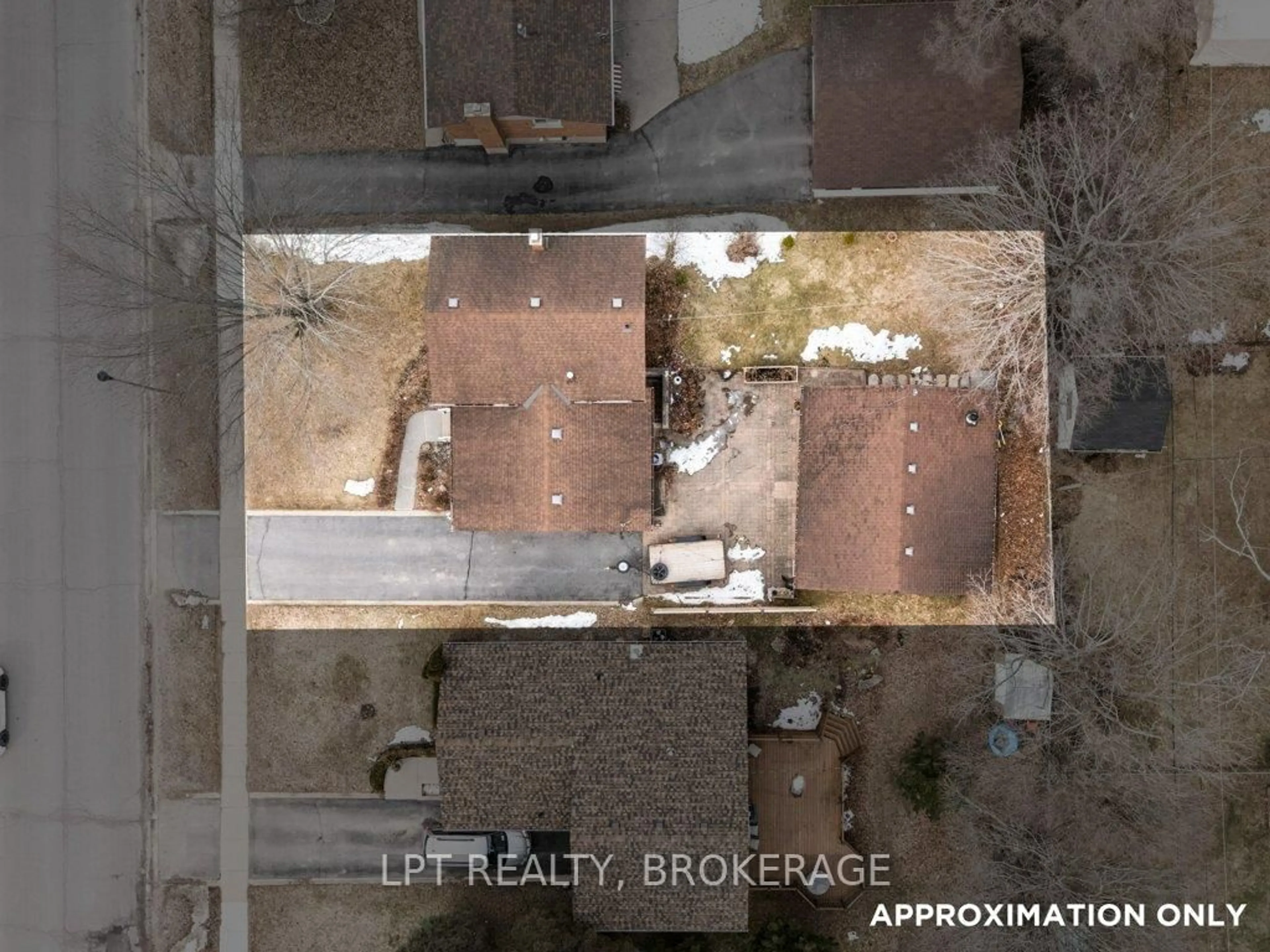 A pic from outside/outdoor area/front of a property/back of a property/a pic from drone, street for 418 Knightsbridge Rd, Kingston Ontario K7M 5S7