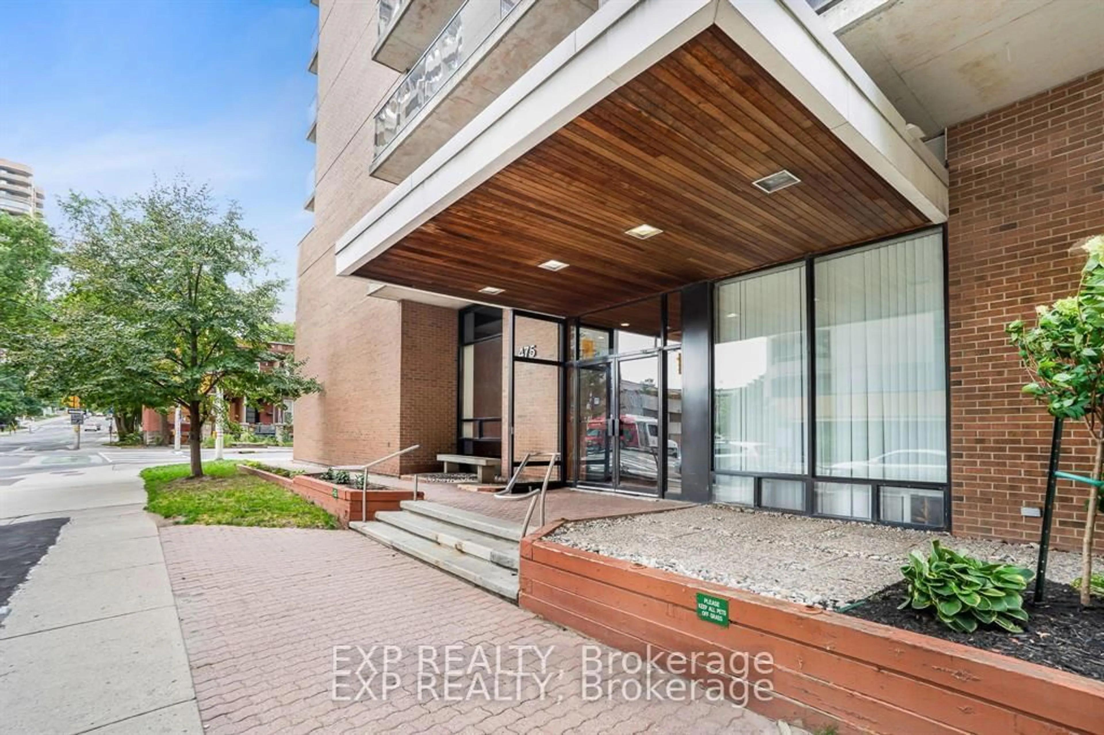 Indoor entryway for 475 Laurier Ave #204, Ottawa Ontario K1R 7X1