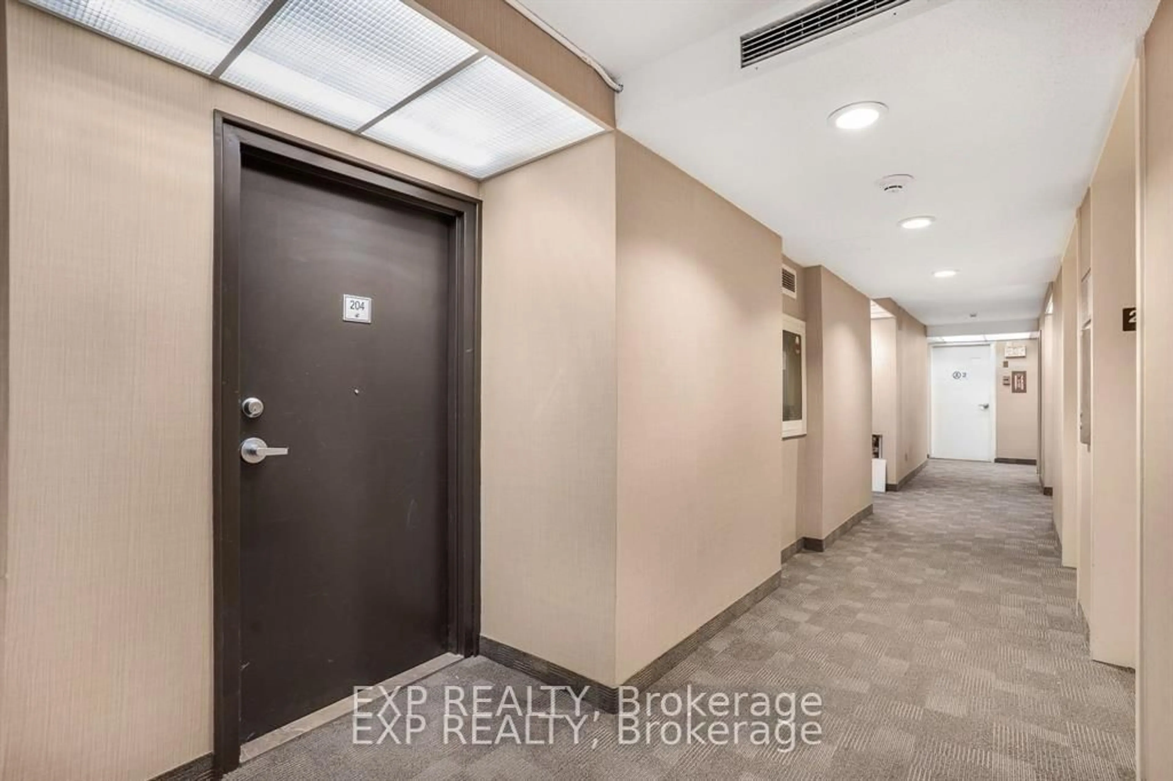Indoor entryway for 475 Laurier Ave #204, Ottawa Ontario K1R 7X1