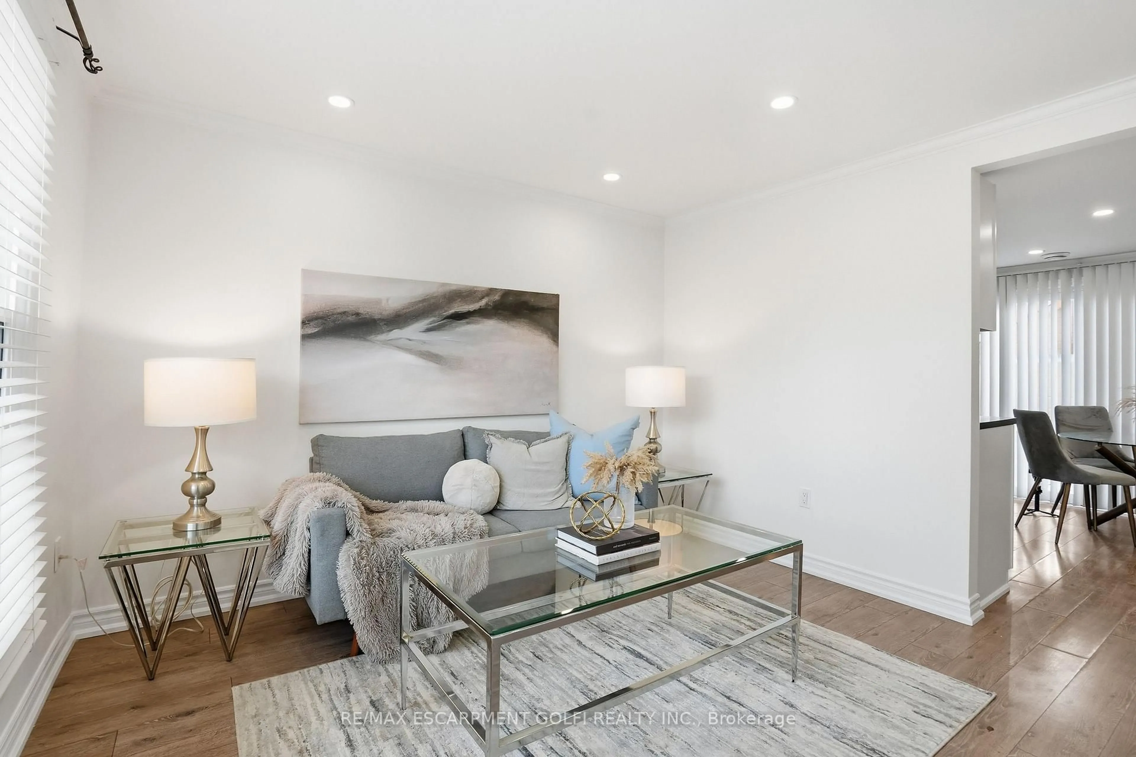 Living room with furniture, unknown for 190 MEAD Ave, Hamilton Ontario L8H 3V1