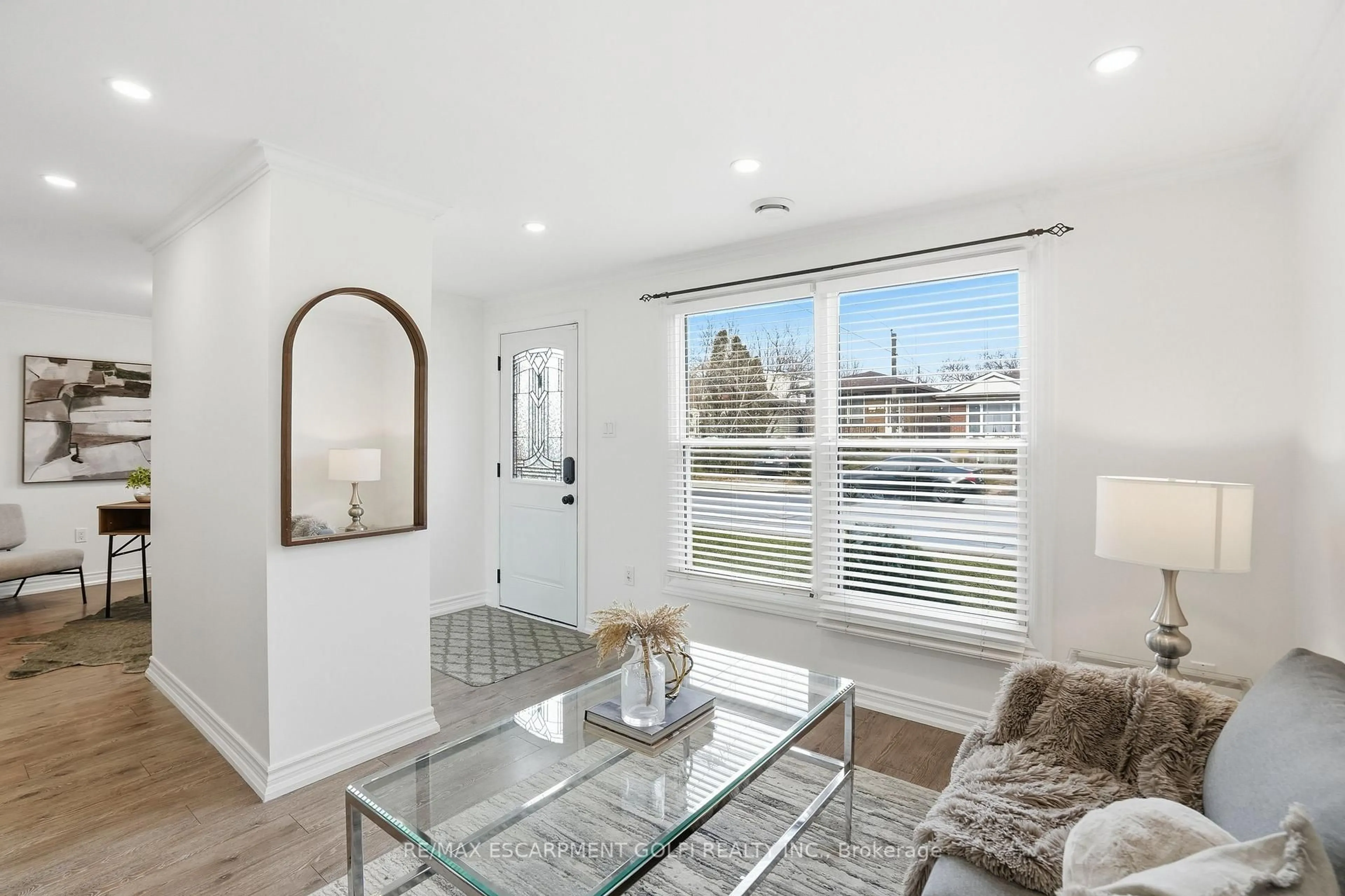 Living room with furniture, unknown for 190 MEAD Ave, Hamilton Ontario L8H 3V1