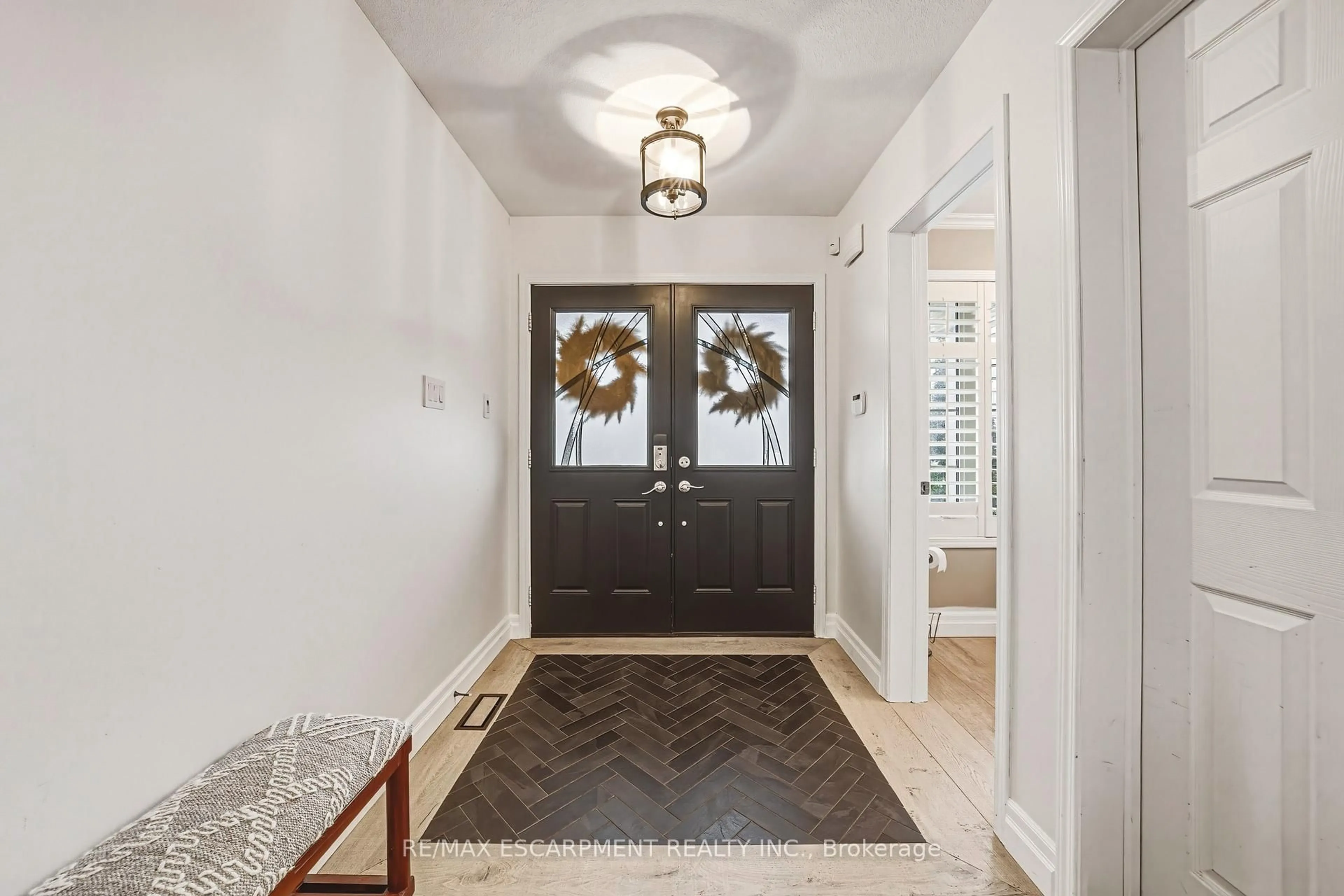 Indoor entryway for 108 CLEGHORN Dr, Hamilton Ontario L0R 1C0