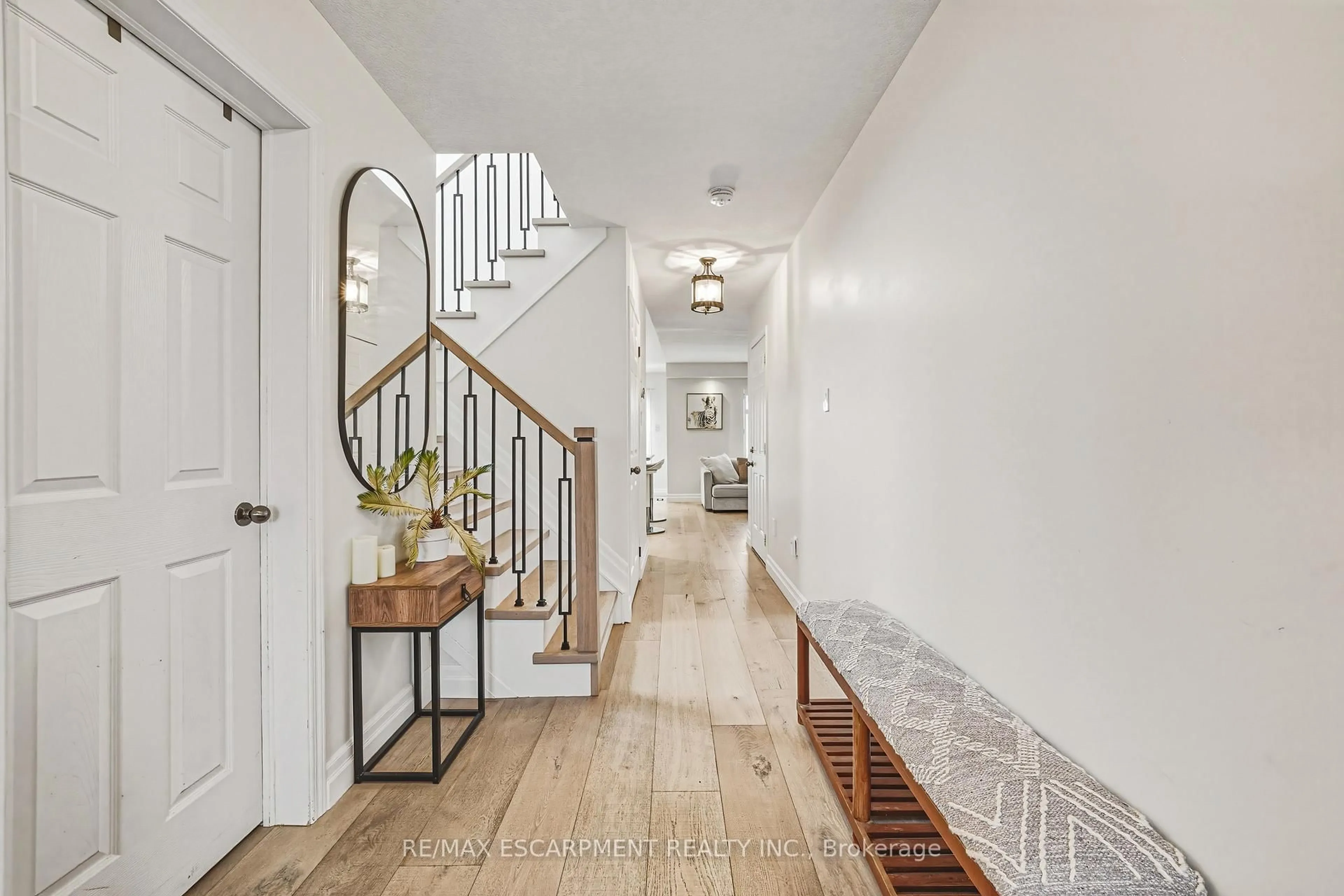 Indoor entryway for 108 CLEGHORN Dr, Hamilton Ontario L0R 1C0