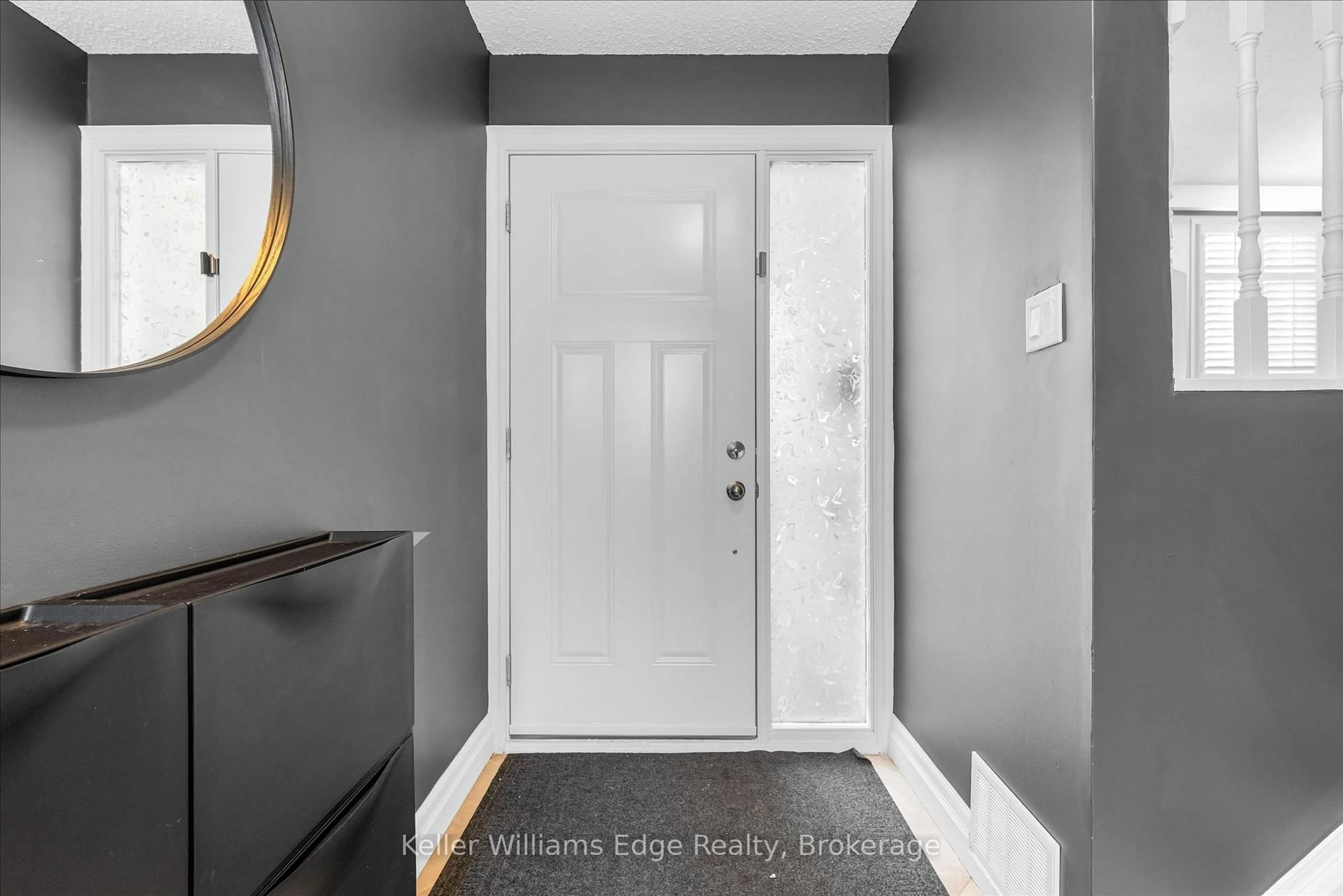 Indoor entryway for 59 Rand St, Hamilton Ontario L8J 1A5
