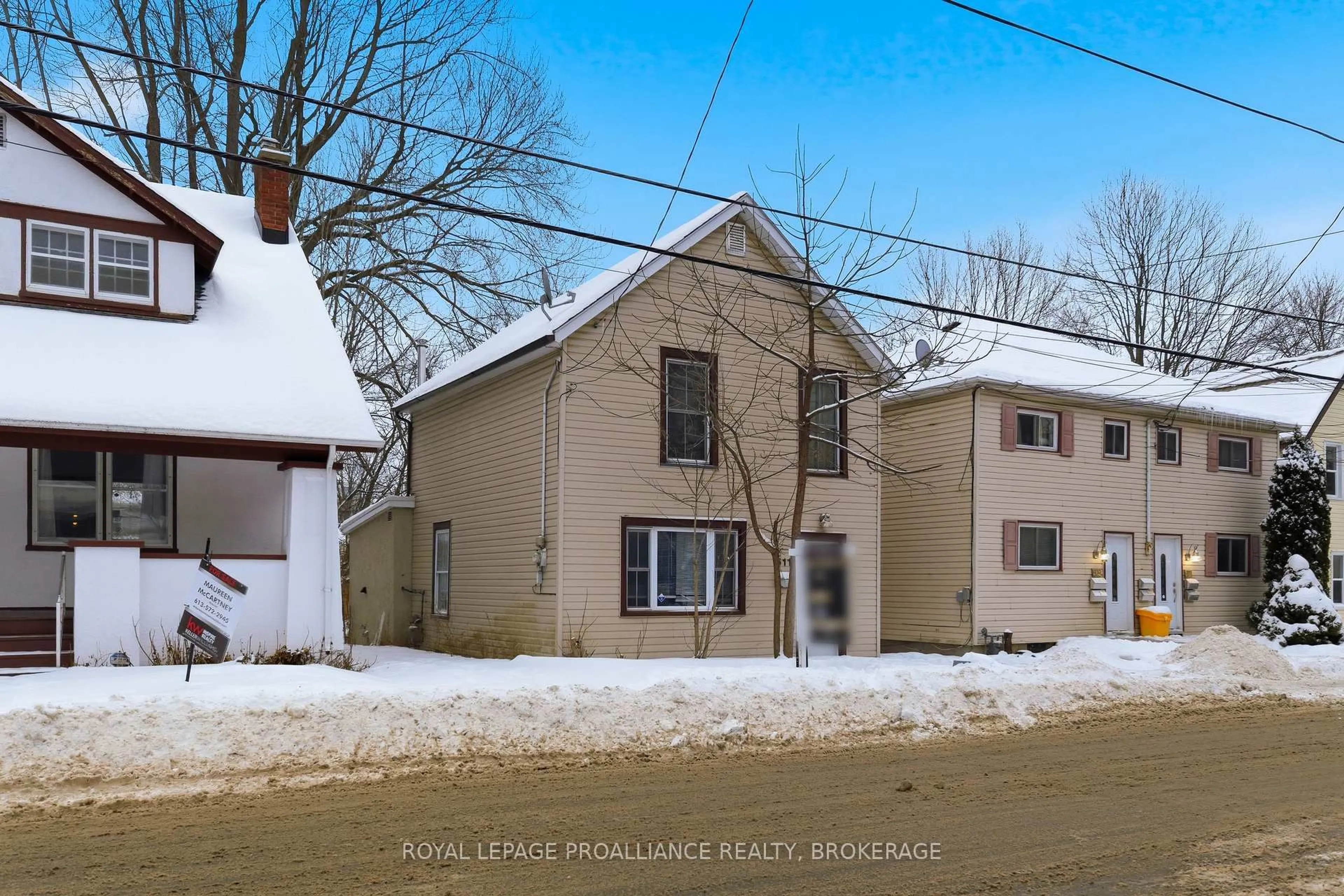 A pic from outside/outdoor area/front of a property/back of a property/a pic from drone, street for 511 Victoria St, Kingston Ontario K7L 3Z9