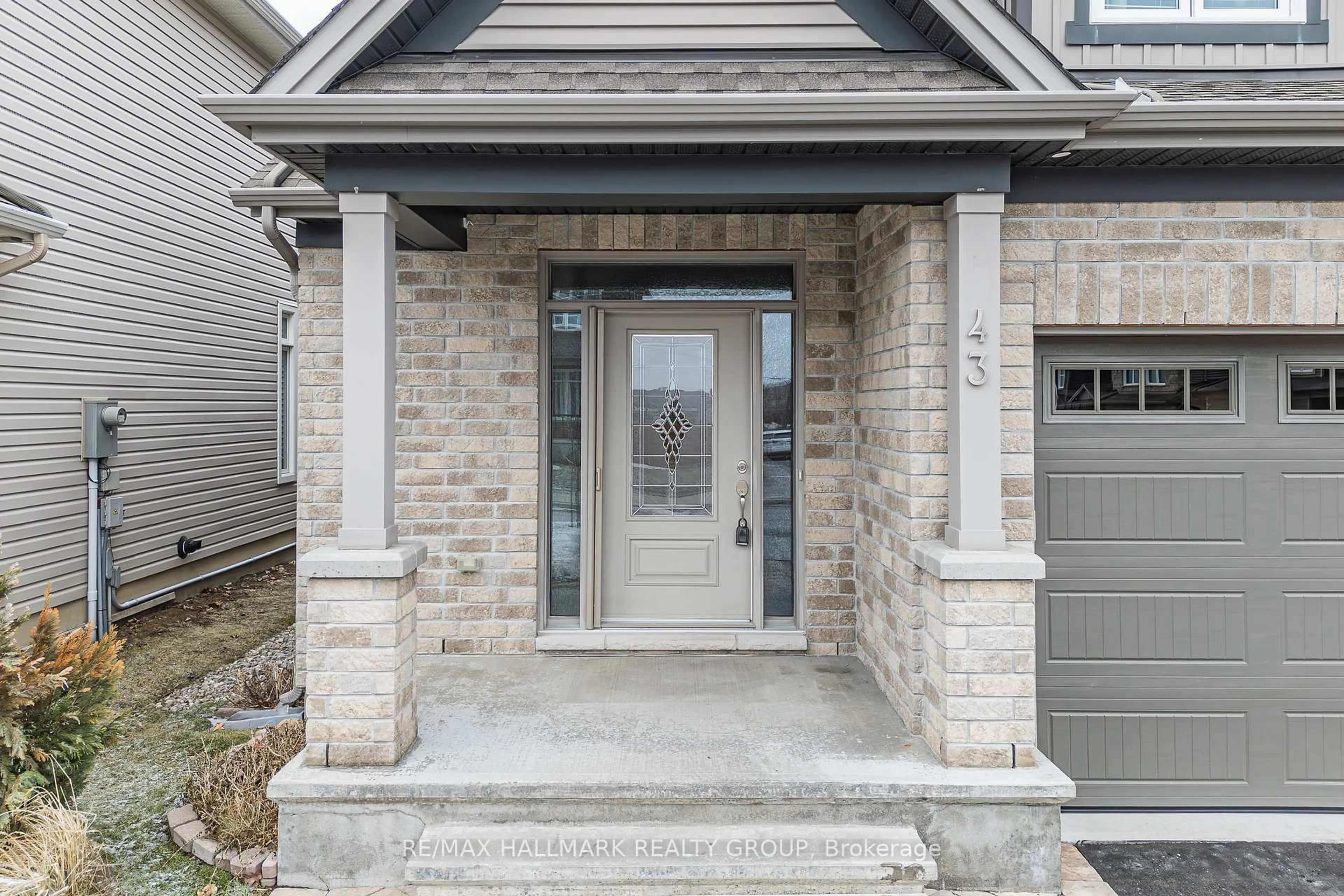 Indoor entryway for 43 Cento Way, Ottawa Ontario K2S 0W4