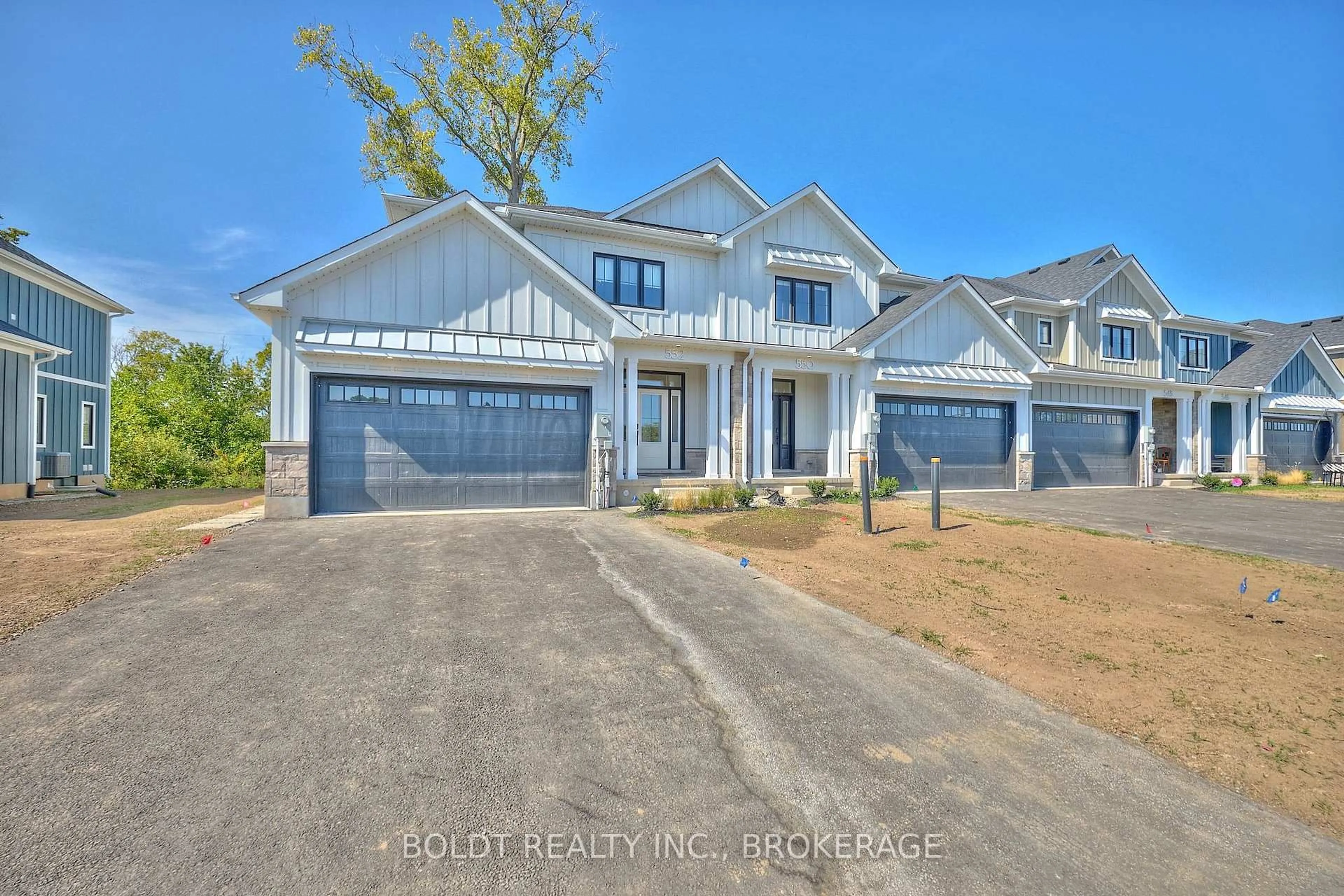 A pic from outside/outdoor area/front of a property/back of a property/a pic from drone, street for 552 Mississauga Ave, Fort Erie Ontario L2A 0G8