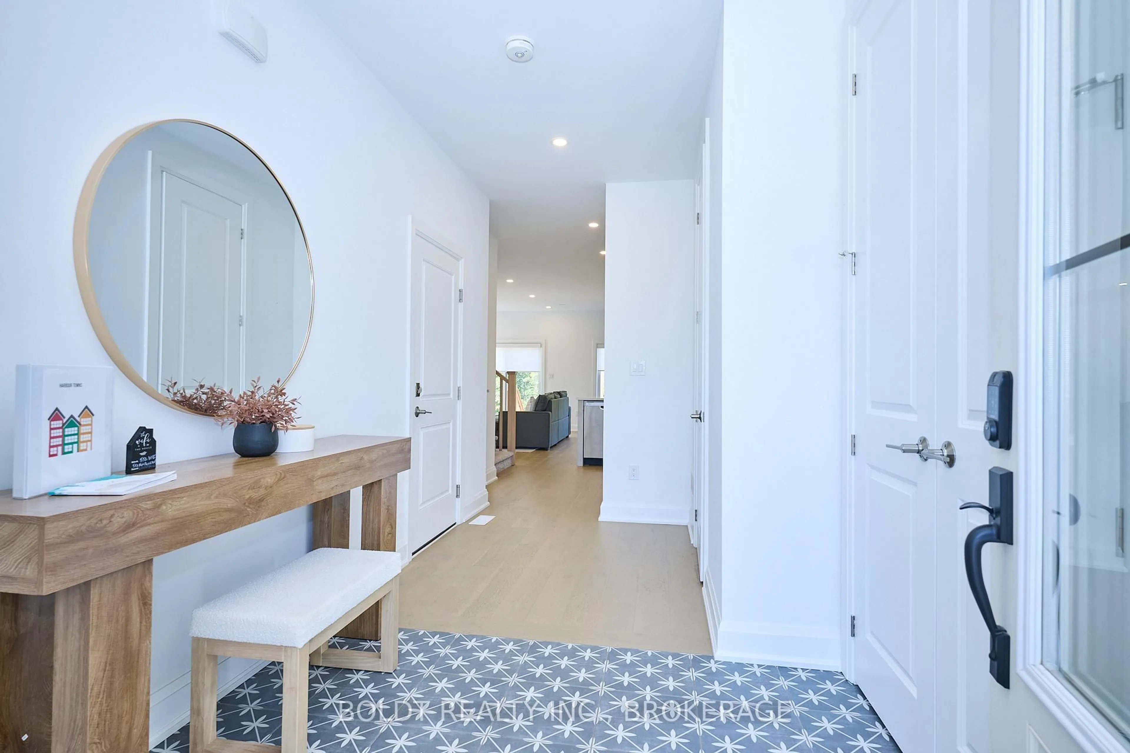 Indoor entryway for 552 Mississauga Ave, Fort Erie Ontario L2A 0G8