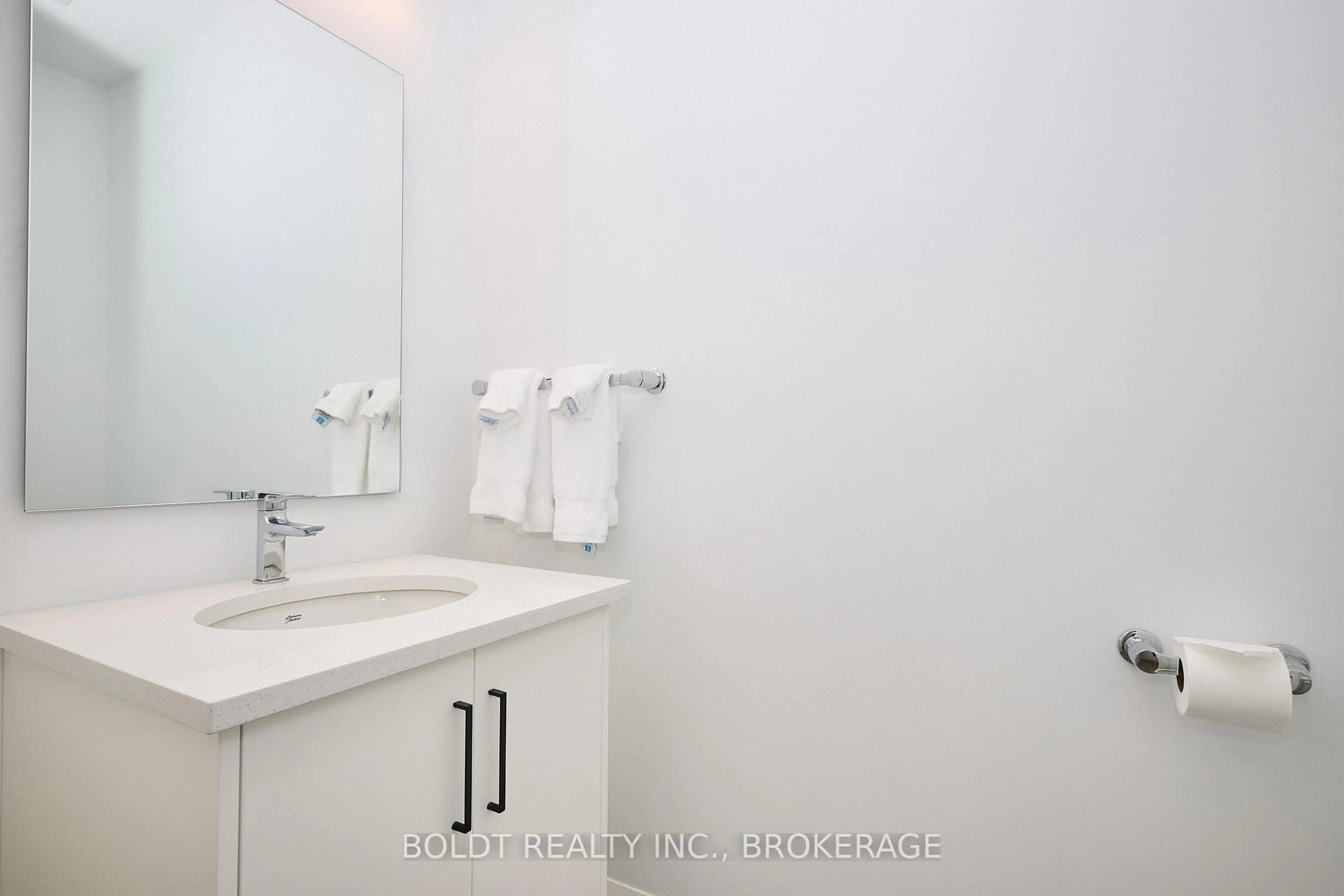 Standard bathroom, ceramic/tile floor for 552 Mississauga Ave, Fort Erie Ontario L2A 0G8