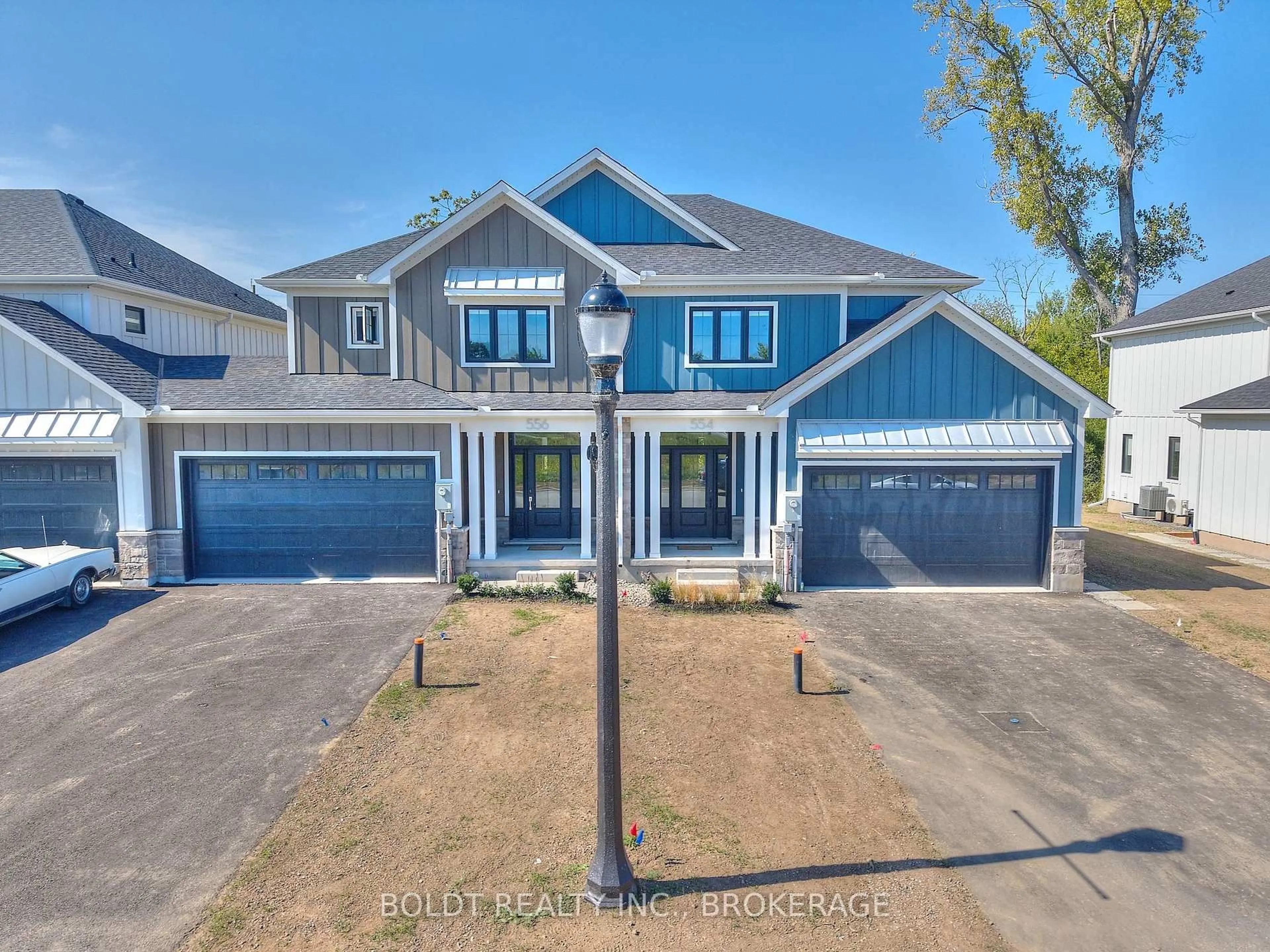 A pic from outside/outdoor area/front of a property/back of a property/a pic from drone, street for 556 Mississauga Ave, Fort Erie Ontario L2A 0G8