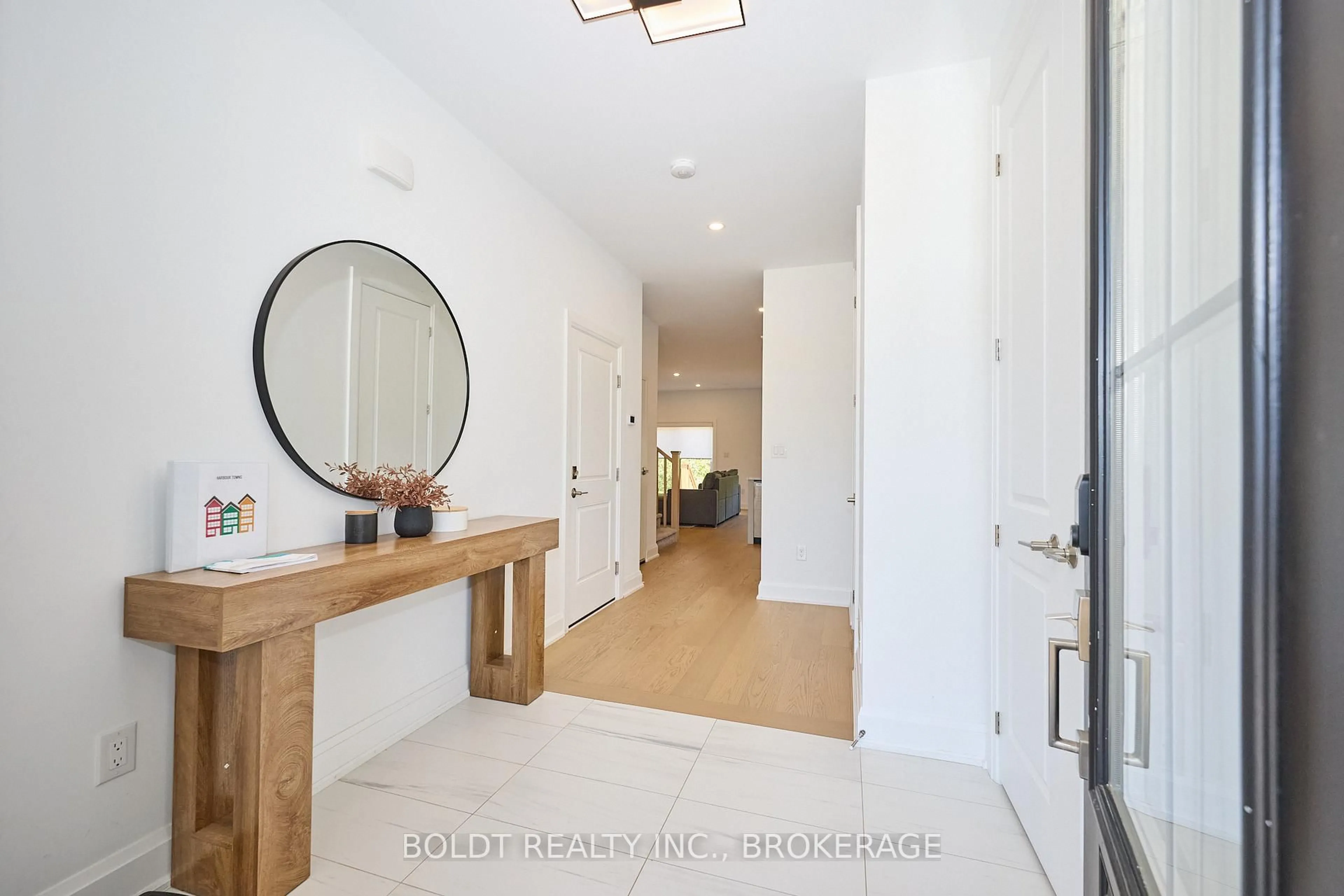 Indoor entryway for 556 Mississauga Ave, Fort Erie Ontario L2A 0G8