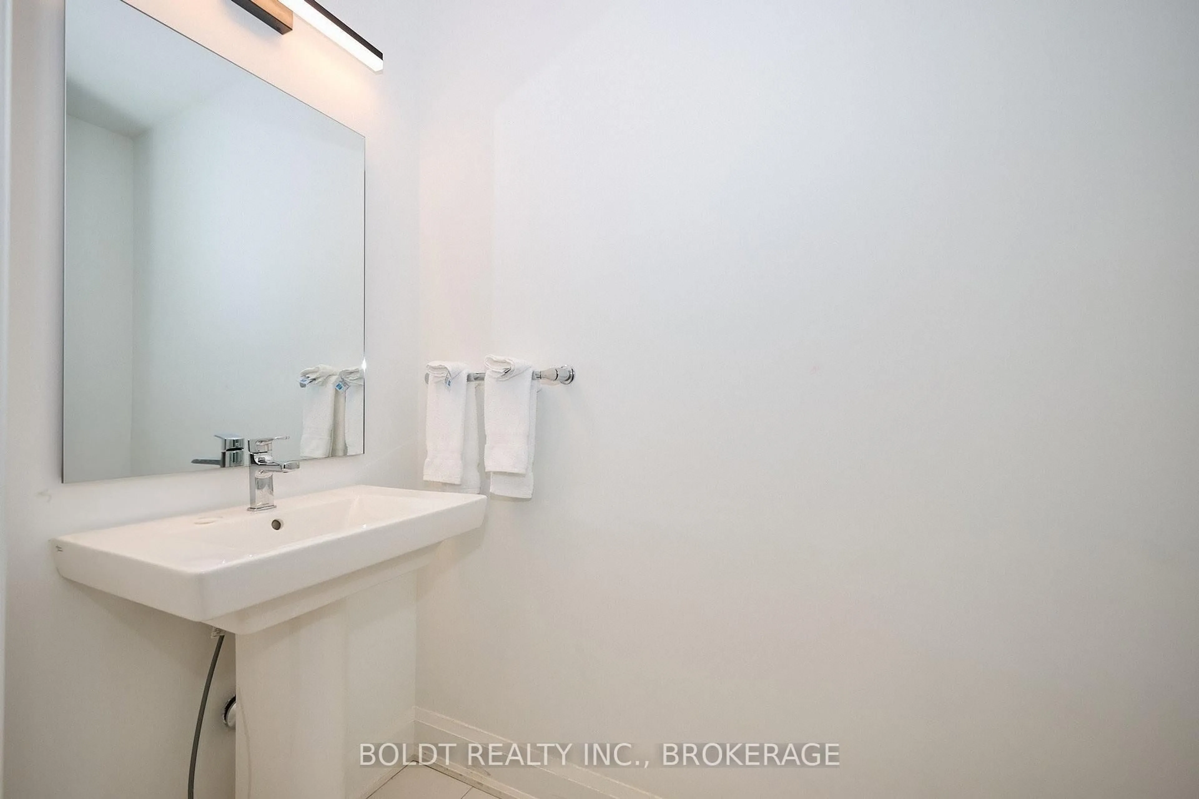 Standard bathroom, ceramic/tile floor for 556 Mississauga Ave, Fort Erie Ontario L2A 0G8